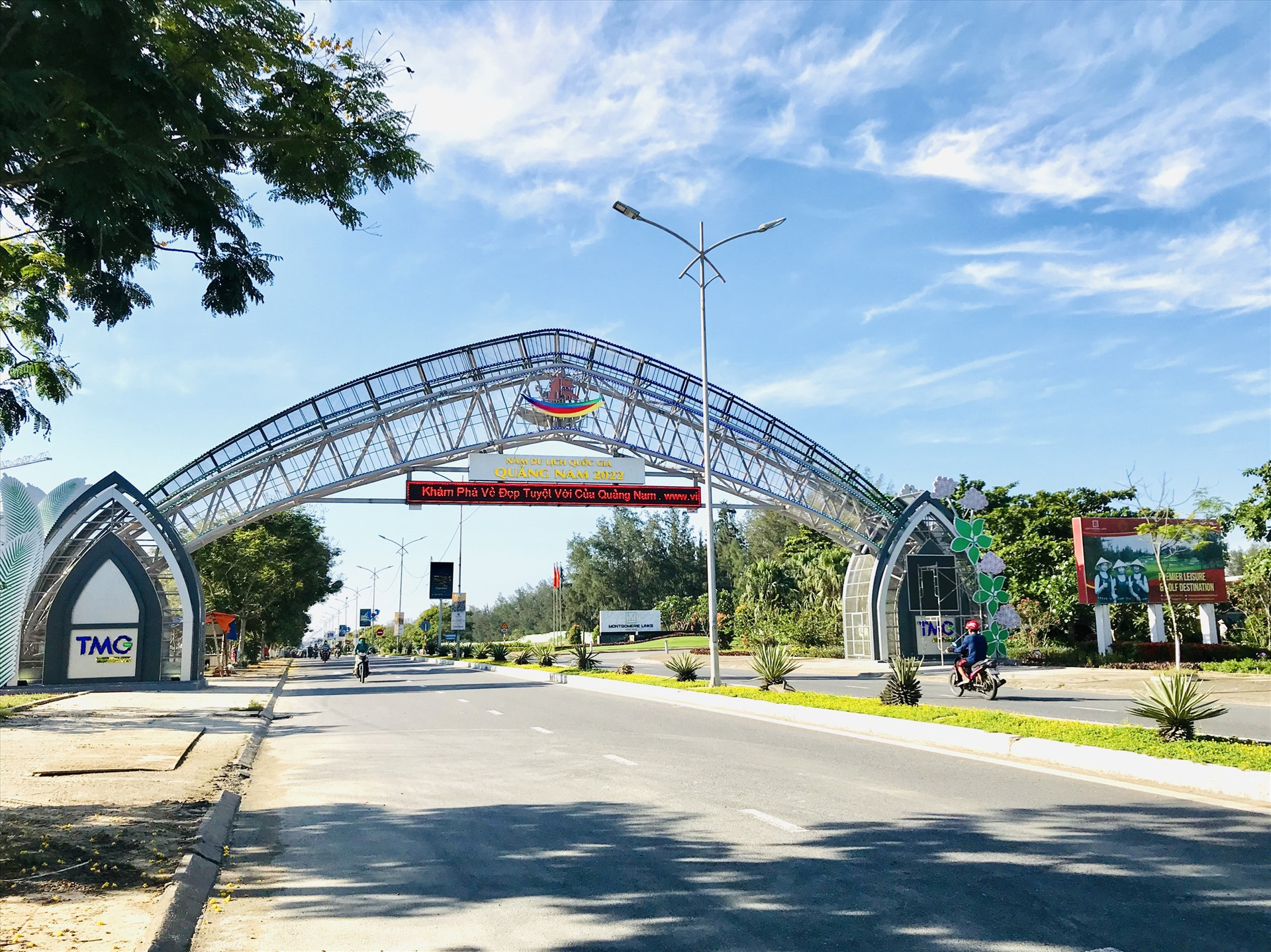 Cổng chào quảng bá Năm du lịch quốc gia 2022 được Tập đoàn Thiên Minh thiết kế đặt ở khu vực giáp ranh Đà Nẵng - Quảng Nam. Ảnh: Q.T