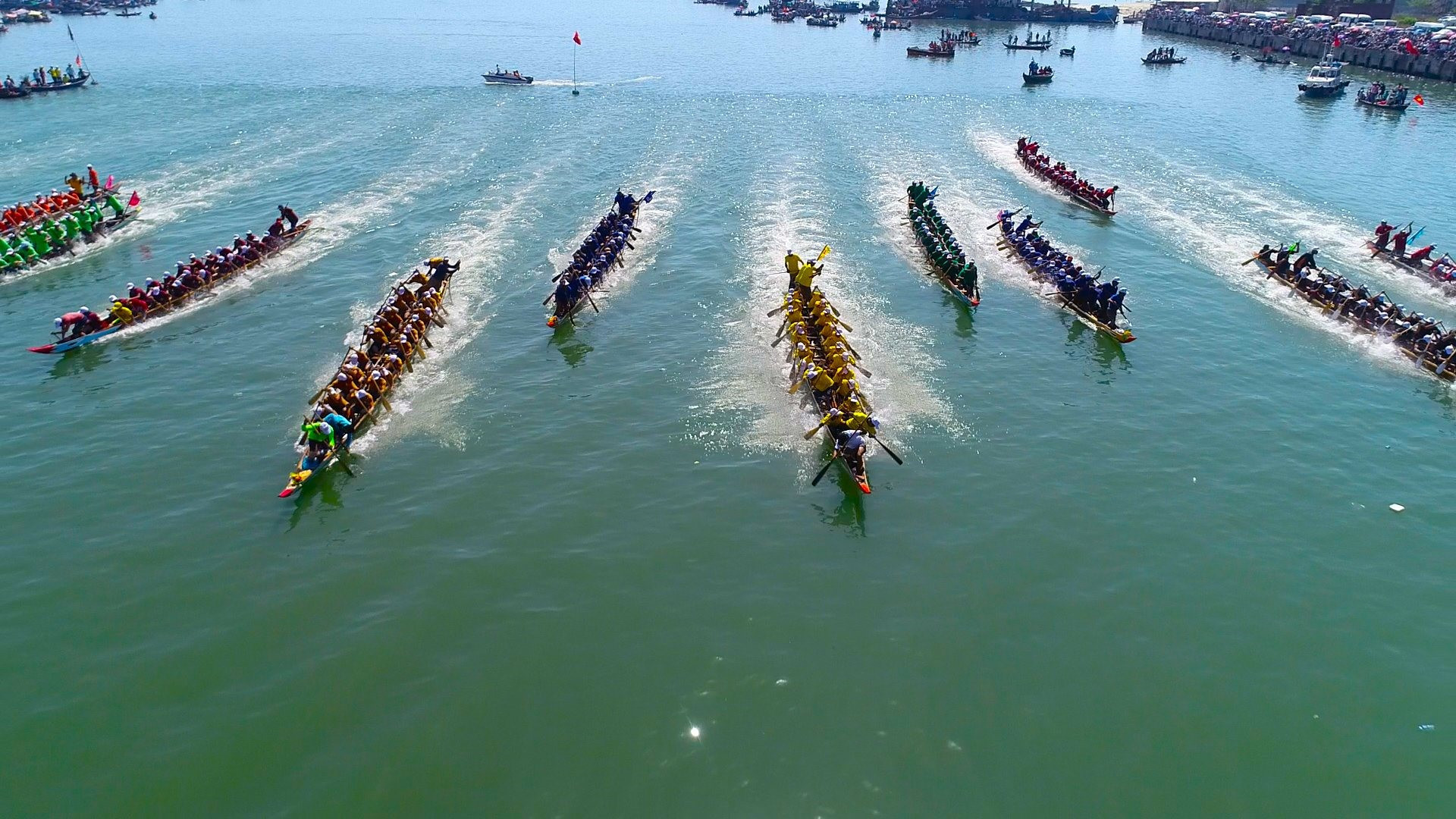 Các ghe đua tranh tài ở Giải đua thuyền truyền thống PT-TH Quảng Nam lần thứ 24. Ảnh: Đ.Trương