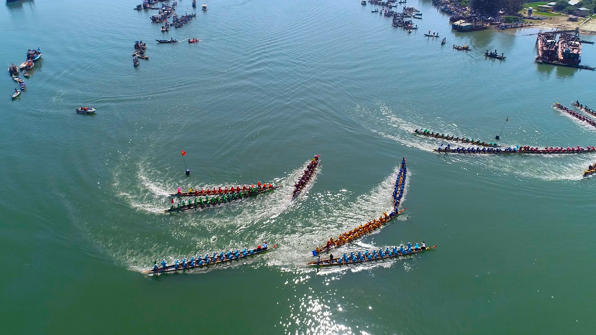Các ghe đua tranh tài ở Giải đua thuyền truyền thống PT-TH Quảng Nam lần thứ 24. Ảnh: Đ.TRƯƠNG