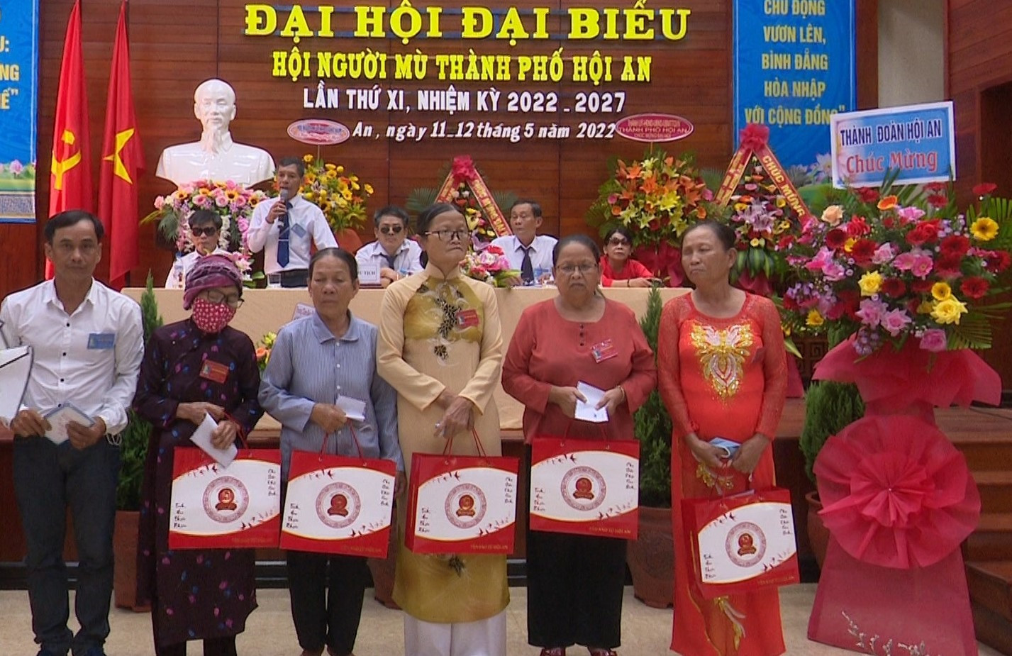 Tại đại hội, CLB chia sẻ yêu thường phường Thanh Hà tặng 10 phần quà cho người mù TP.Hội An. Ảnh: Phú Toàn