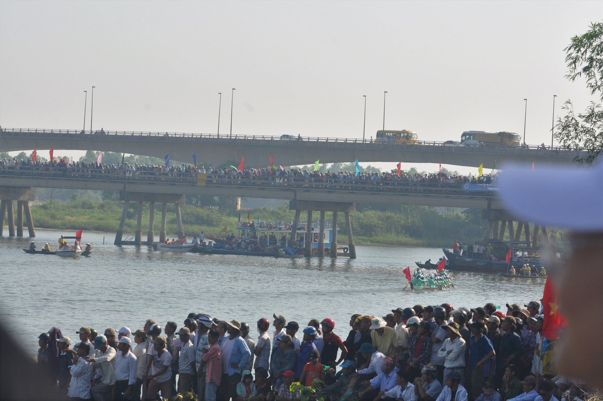 Giải đua thuyền Phát thanh truyền hình Quảng Nam luôn thu hút khá đông khán giả cổ vũ nhiệt tình. Ảnh: T.V