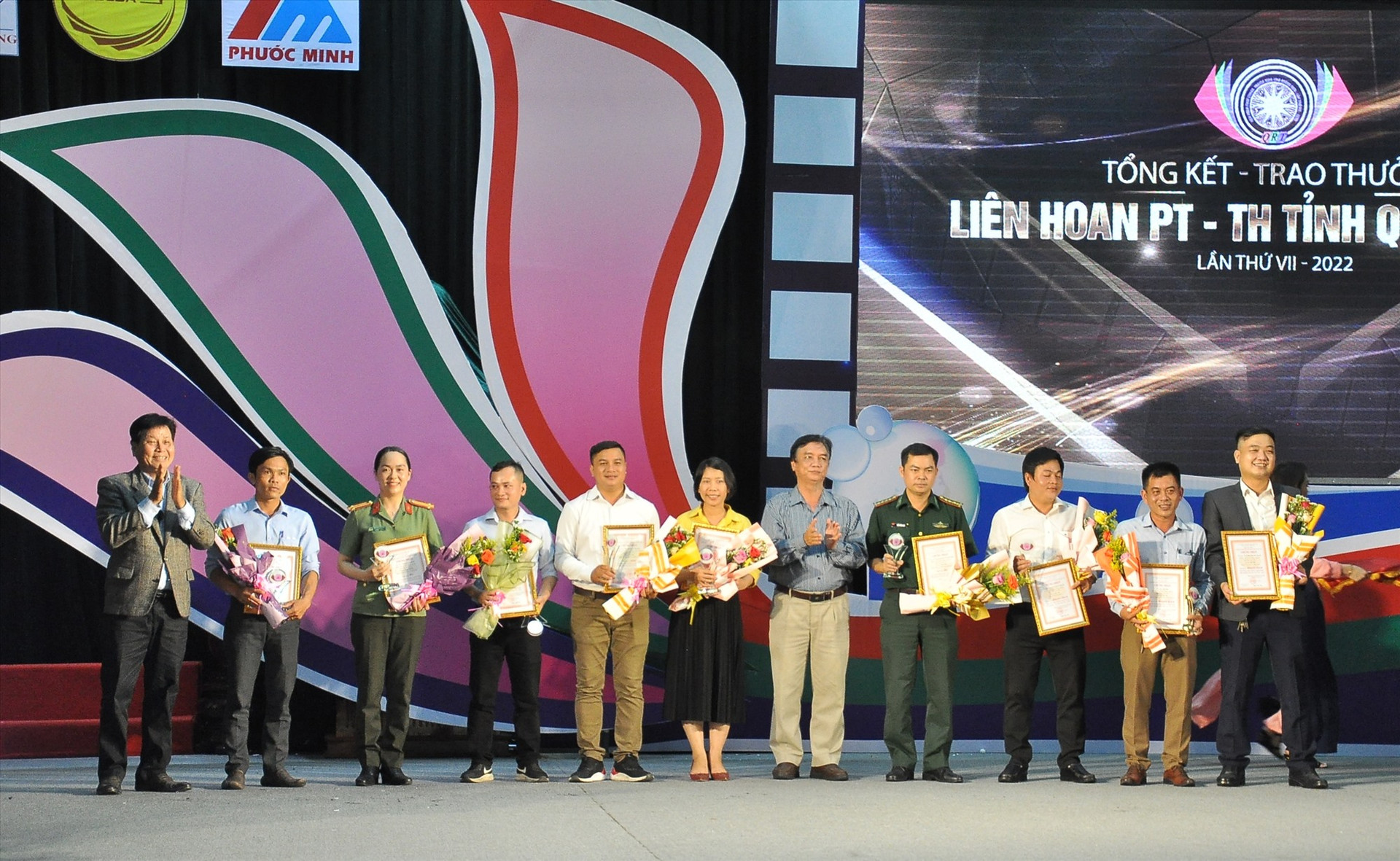 Nhà báo Nguyễn Hữu Đồng - Phó Tổng Biên tập Báo Quảng Nam (áo cá rô) trao giải cho các tác giải đoạt giải cuộc thi “Khoảnh khắc