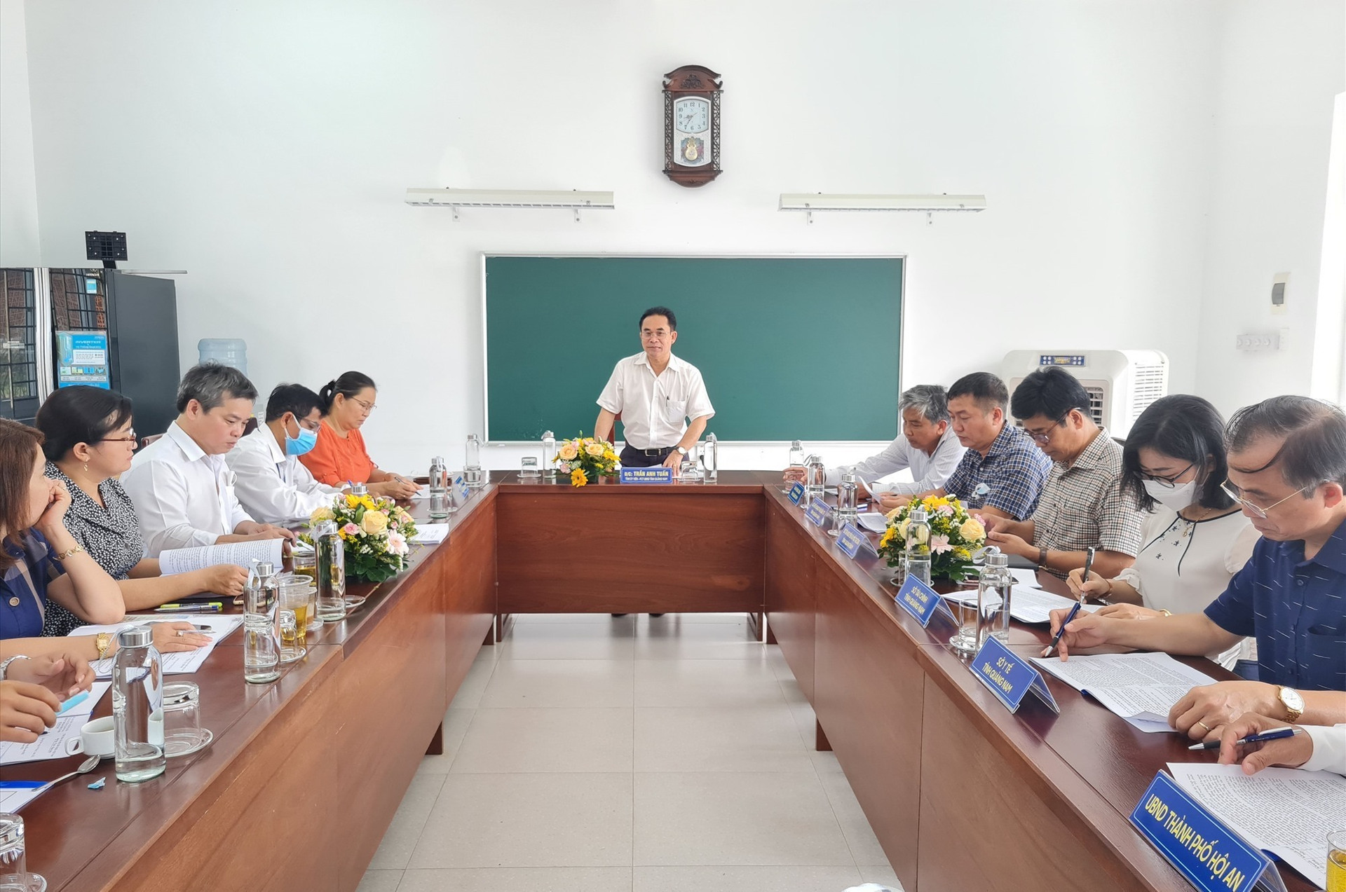 Phó Chủ tịch UBND tỉnh Trần Anh Tuấn làm việc với Trung tâm Bảo trợ xã hội Quảng Nam. Ảnh: D.L
