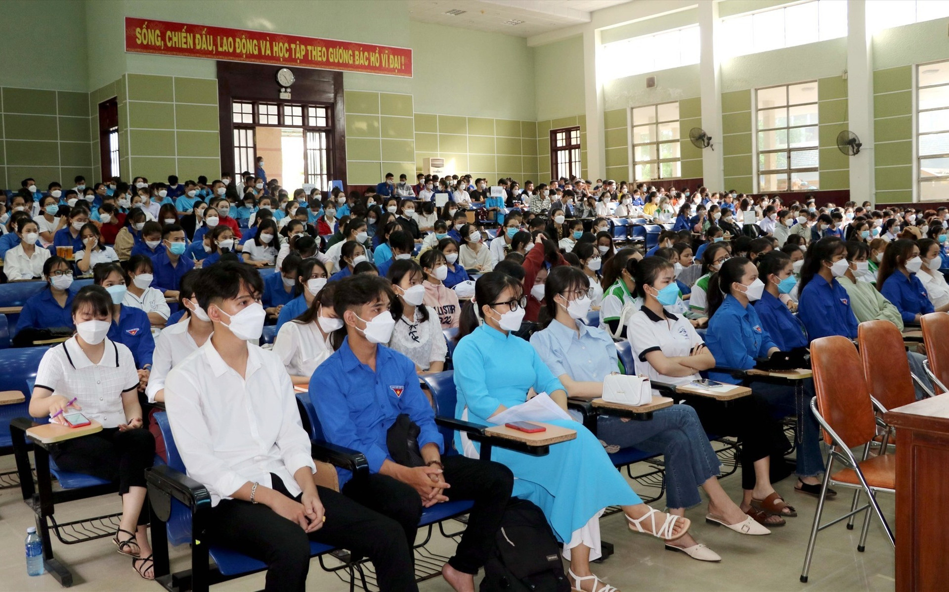 Hội thảo khoa học thu hút đông đảo sinh viên Trường Đại học Quảng Nam tham gia. Ảnh: ĐINH HÙNG