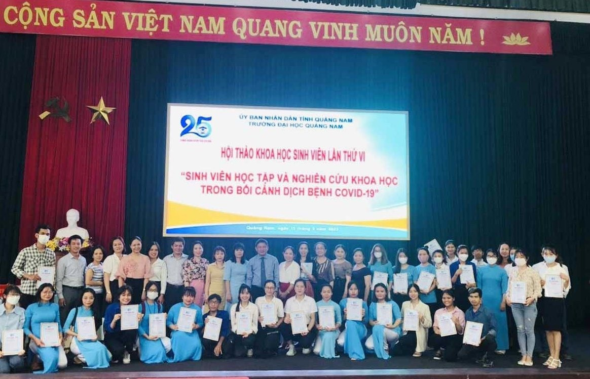 Sinh viên dự hội thảo chụp ảnh lưu niệm cùng lãnh đạo Trường Đại học Quảng Nam và giảng viên. Ảnh: ĐINH HÙNG
