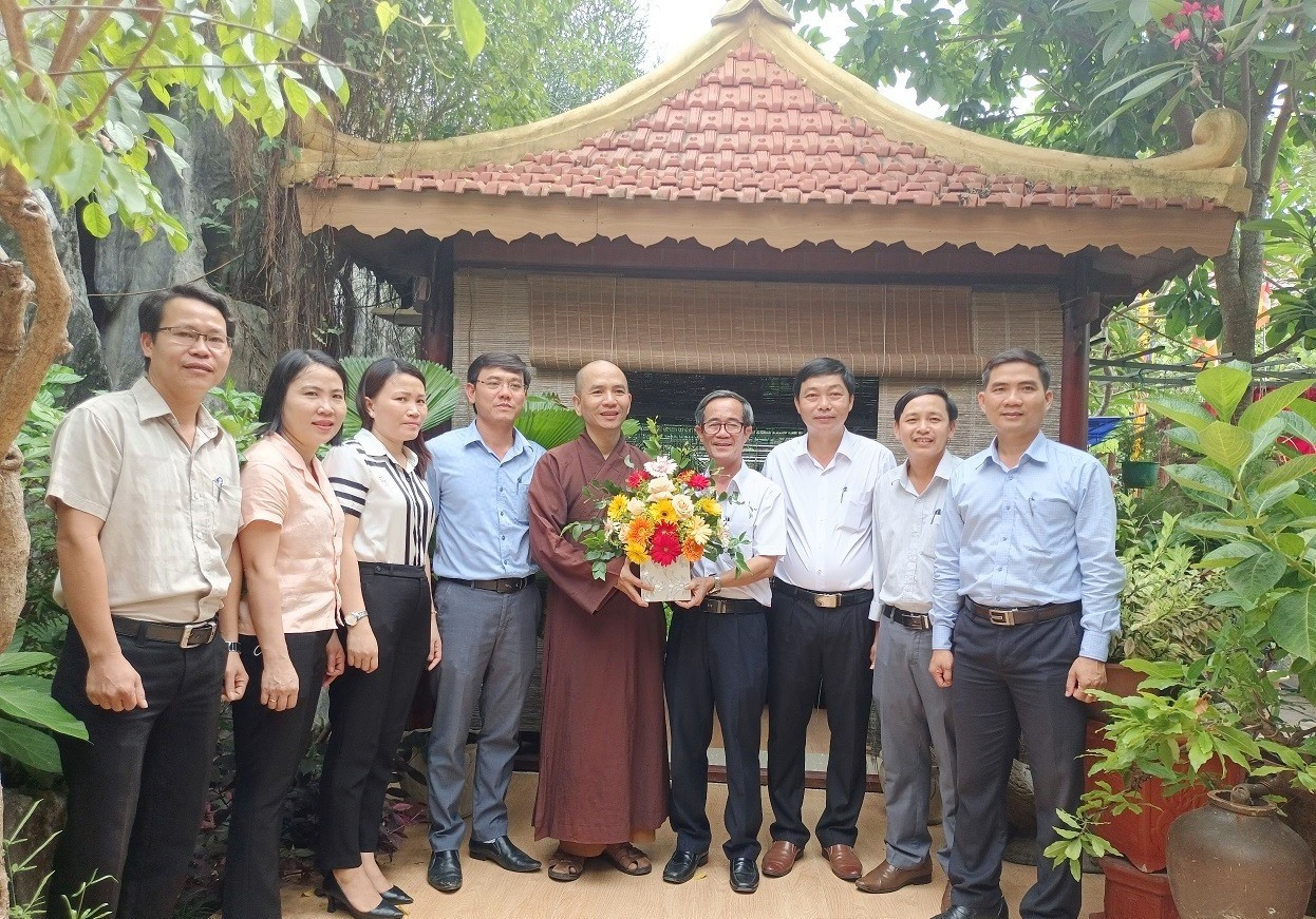 chú thích ảnh: Lãnh đạo huyện Duy Xuyên tặng hoa chúc mừng lễ Phật Đản