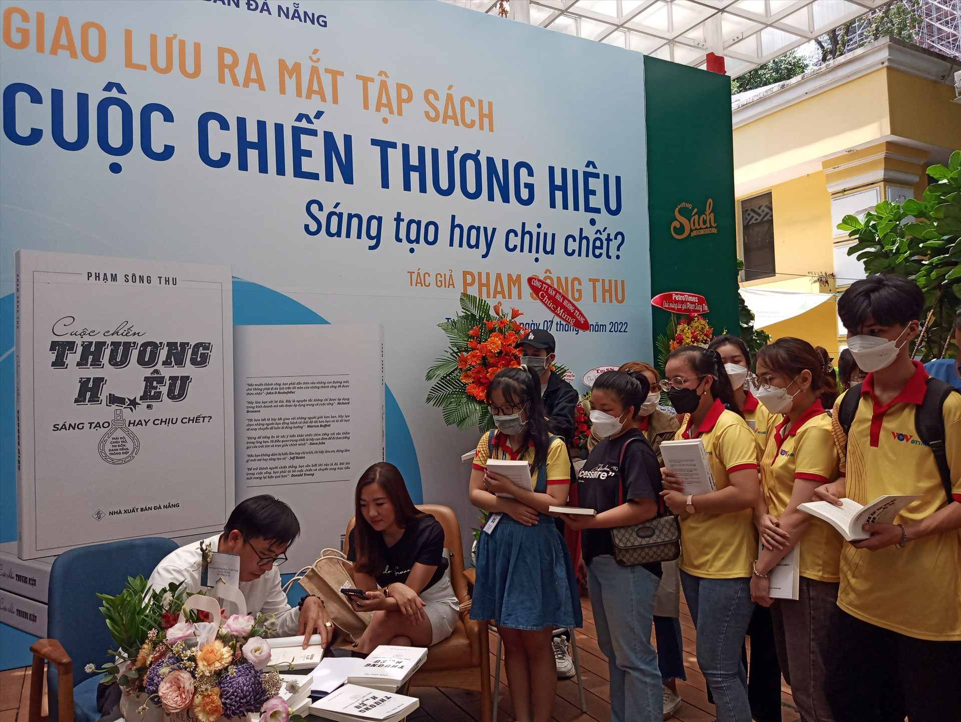 Tác giả Phạm Sông Thu (bìa trái) ký tặng sách cho độc giả tại buổi giao lưu do NXB Đà Nẵng tổ chức ở Đường Sách TP Hồ Chí Minh ngày 7.5.2022. Ảnh: ANH QUÂN