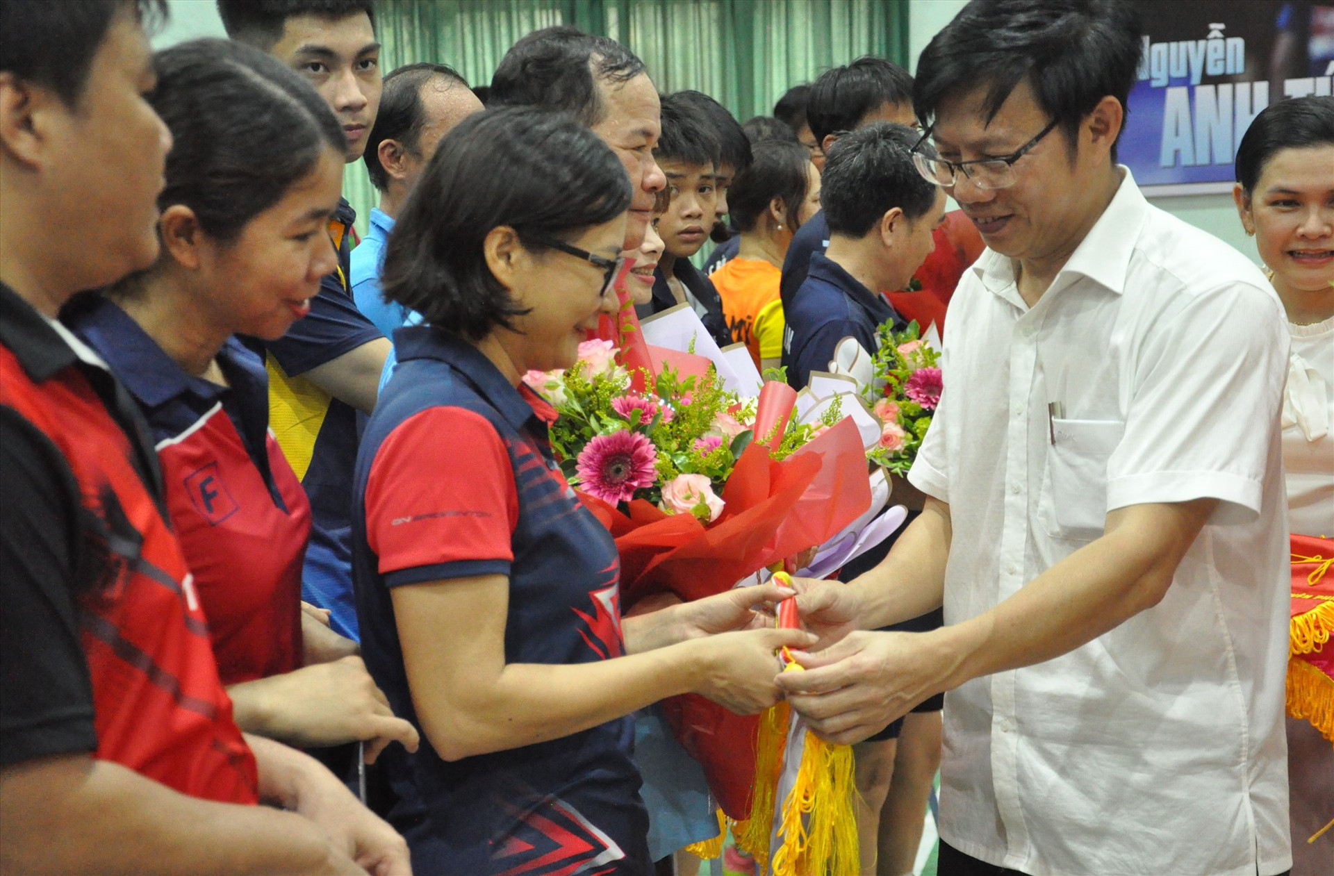 Ông Trần Quốc Danh - Phó Chủ tịch UBND huyện Phú Ninh tặng cờ lưu niệm cho các câu lạc bộ. Ảnh: T.V