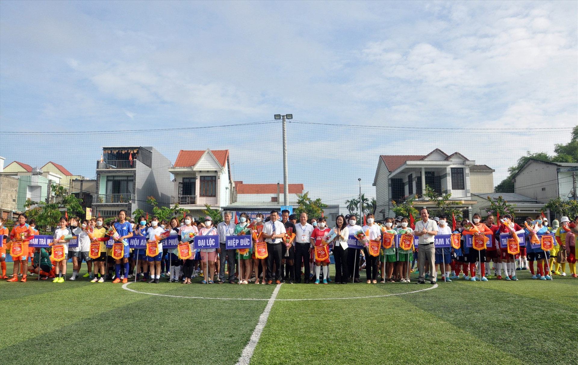 Lãnh đạo thị xã Điện Bàn cùng ban tổ chức giải động viên 18 đội bóng đá nữ. Ảnh: A.S