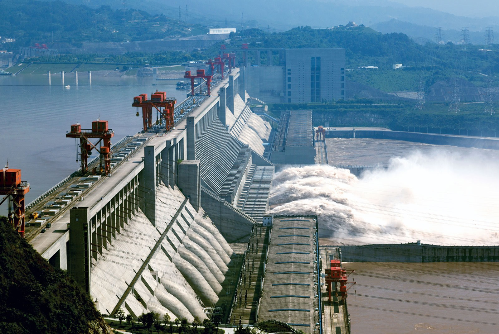 Đập Dương Khúc dự kiến hoàn thành sau hai năm và sẽ cung cấp 5 tỷ kilowatt giờ điện mỗi năm cho quốc gia đông dân nhất thế giới.