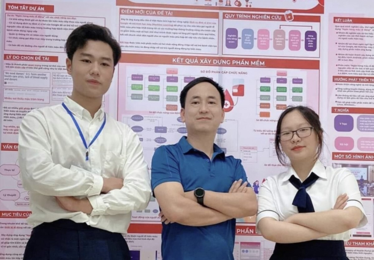 Tran Phong and Tran My Chi, who won third prize at ISEF 2022, pose for a photo with their teacher.