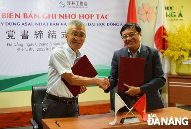 Ông Asai Toshikazu (trái) - đại diện Công ty TNHH Xây dựng Asai (Nhật Bản) - ký kết biên bản ghi nhớ hợp tác với Trường Đại học Đông Á. Ảnh: Đ.H.L