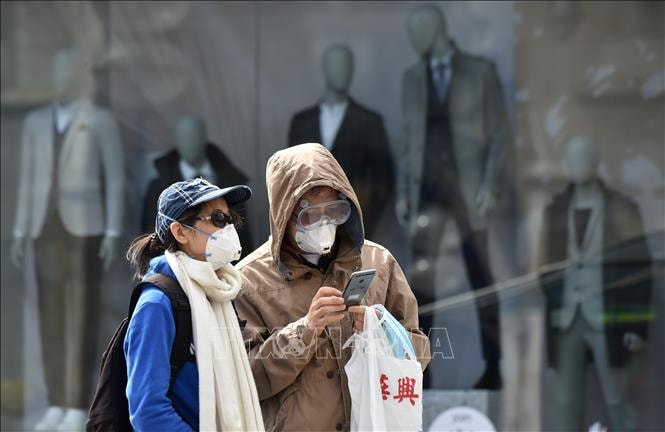 Người dân đeo khẩu trang phòng dịch Covid-19 tại Berlin, Đức. Ảnh: AFP-TTXVN Chính phủ Đức không có ý định dỡ bỏ quy định đeo khẩu trang trên các phương tiện giao thông công cộng.
