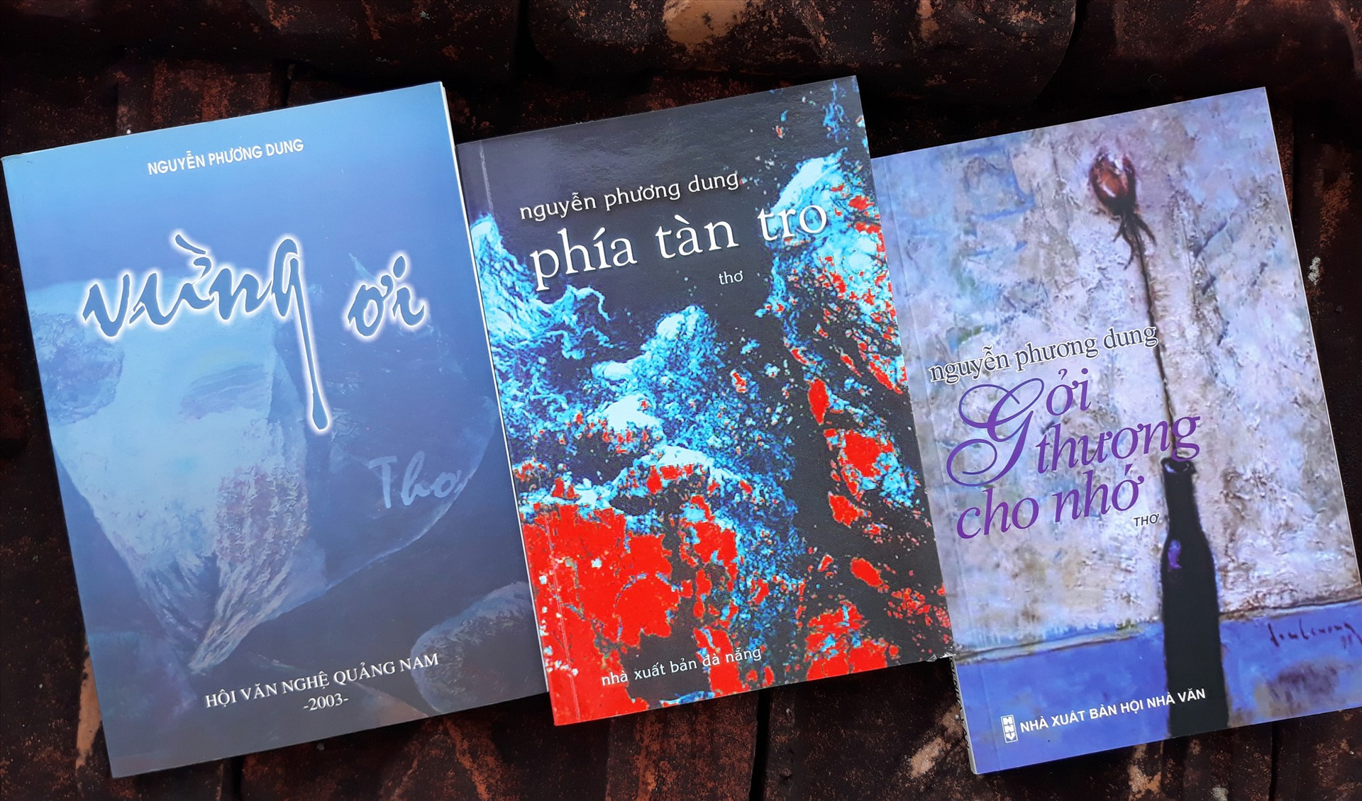 Tập thơ “Gởi thương cho nhớ” và các ấn phẩm khác của Nguyễn Phương Dung. Ảnh: B.A