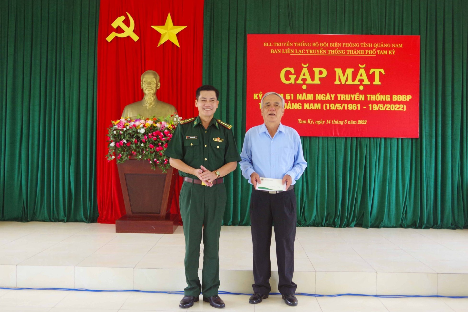 Đại tá Hoàng Văn Mẫn – Chính ủy BĐBP tỉnh tặng quà cho Ban liên lạc truyền thống BĐBP thành phố Tam Kỳ.