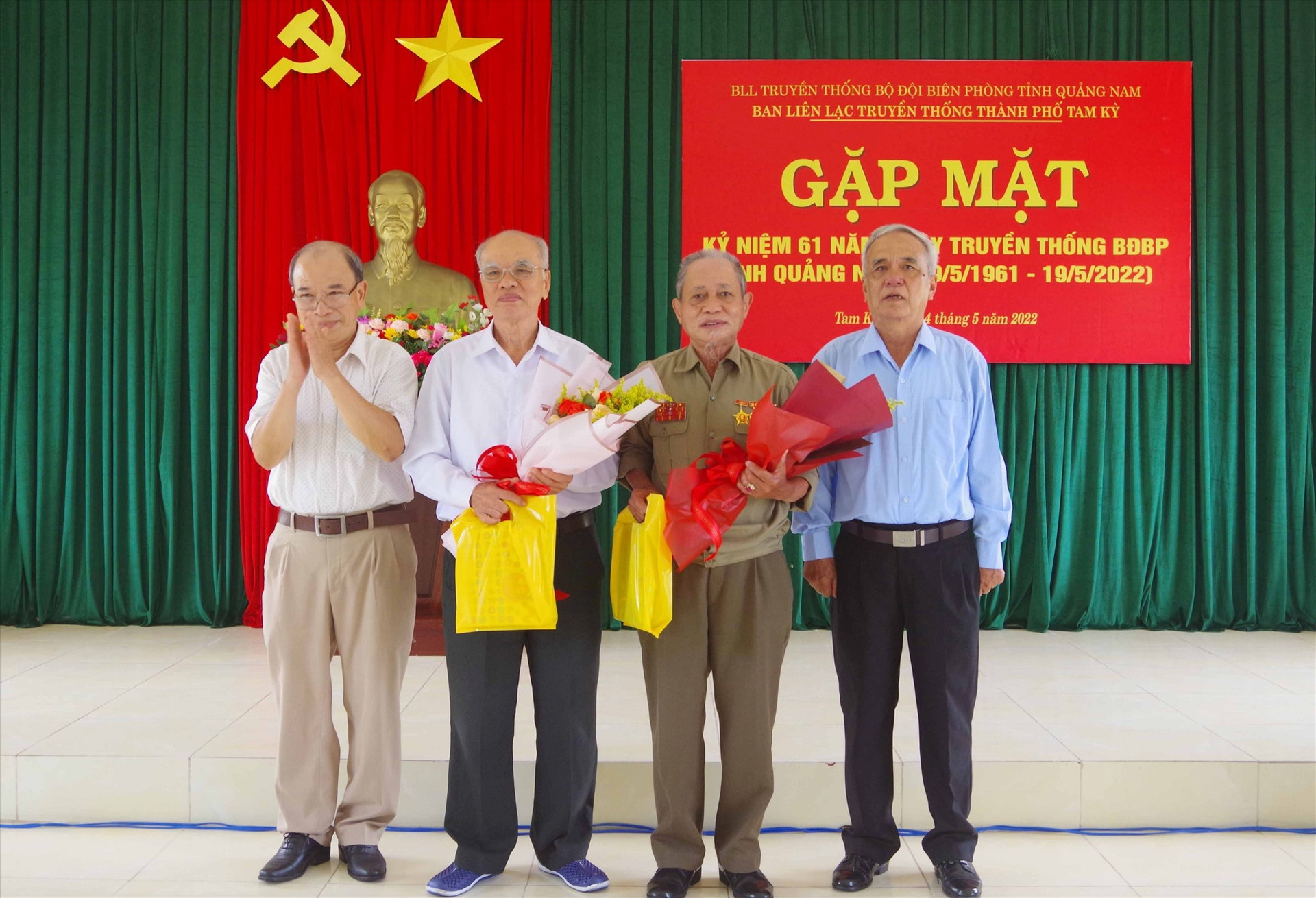 Ban liên lạc truyền thống BĐBP thành phố Tam Kỳ trao quà mừng thọ các hội viên cao tuổi.