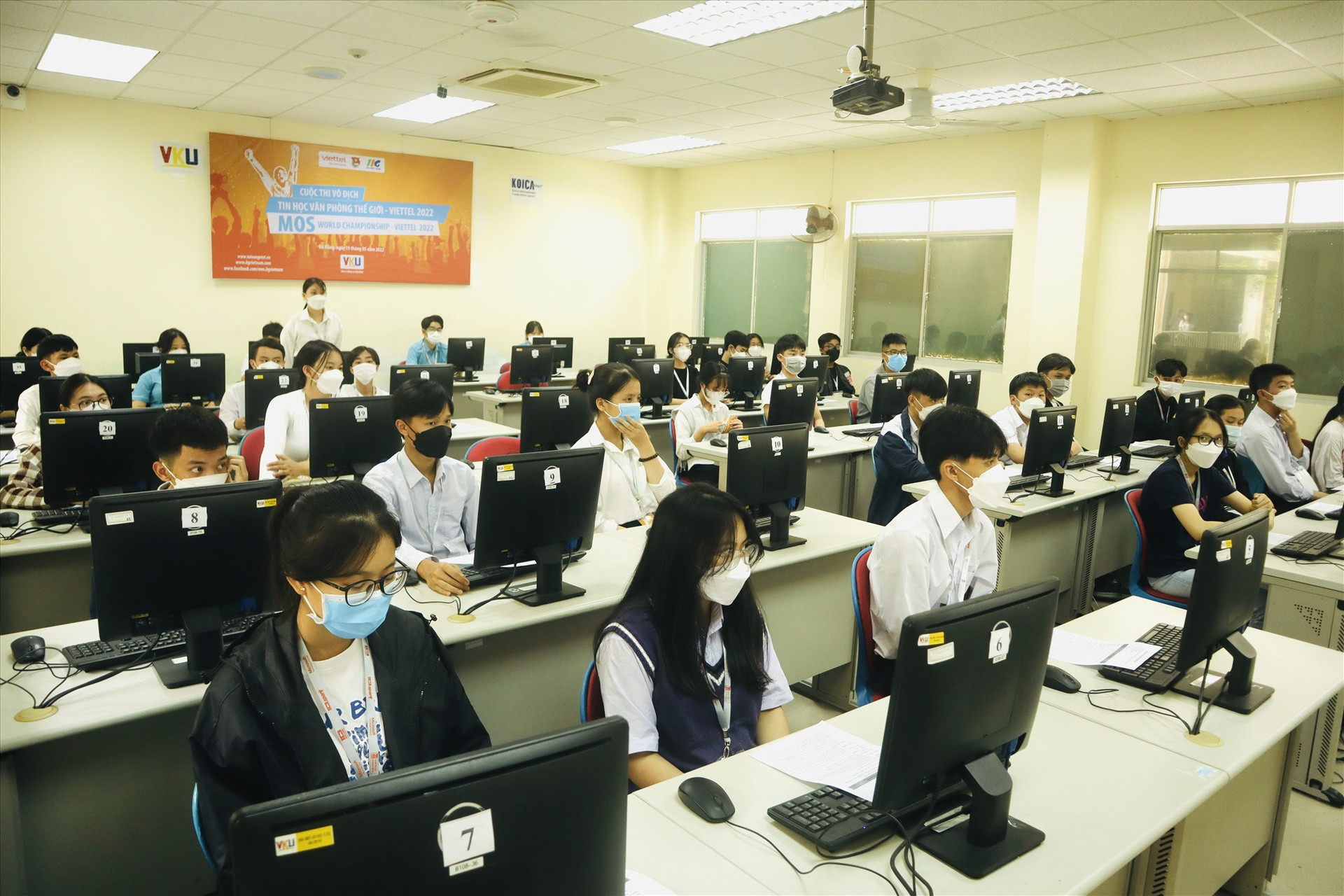 Các thí thi vòng sơ loại khu vực miền Trung - Tây Nguyên tại Trường Đại học Công nghệ thông tin và Truyền thông Việt - Hàn, Đại học Đà Nẵng. Ảnh: Q.T