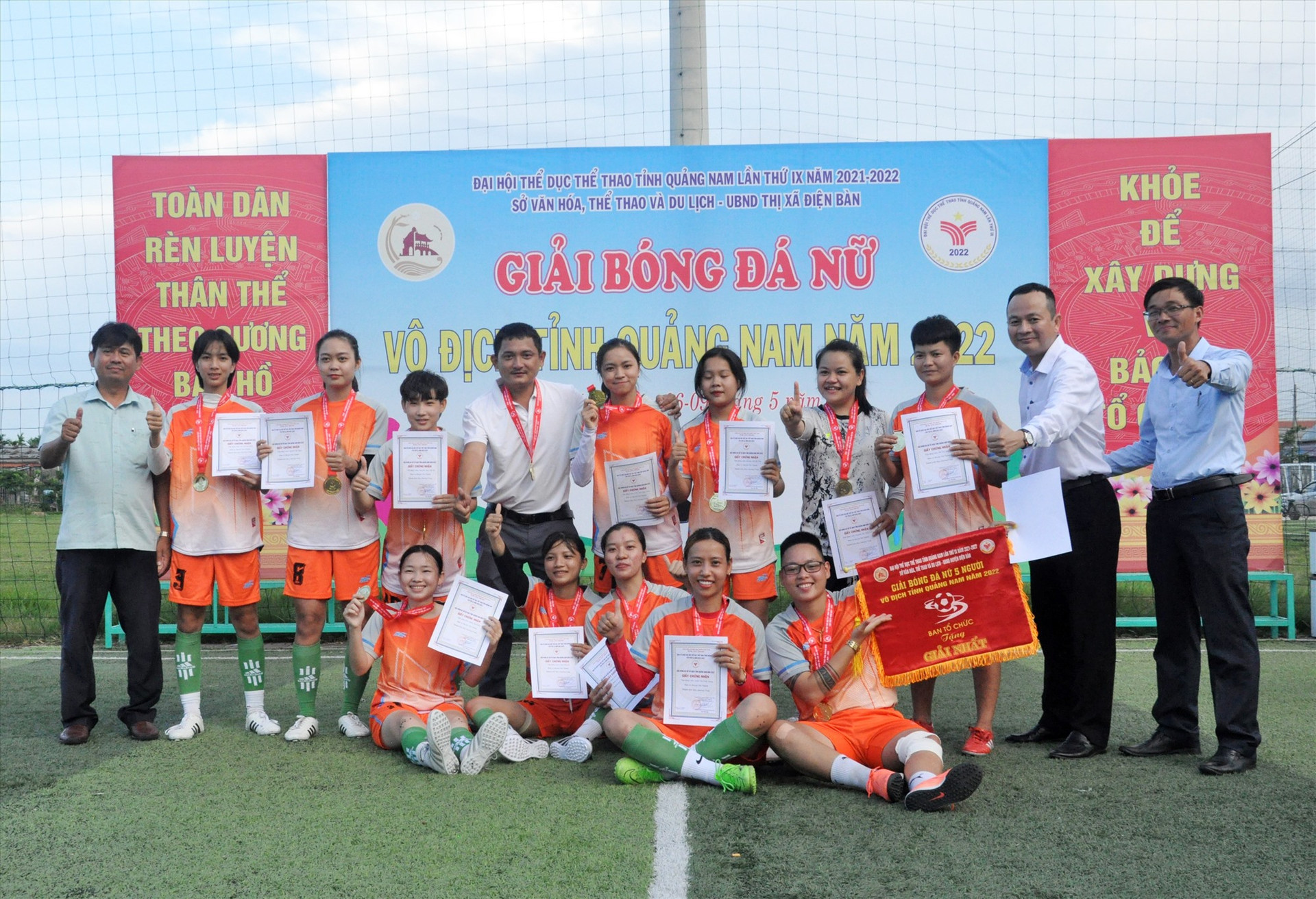 Niềm vui của lãnh đạo huyện Núi Thành cùng đội bóng đá nữ với chức vô địch. Ảnh: A.SẮC