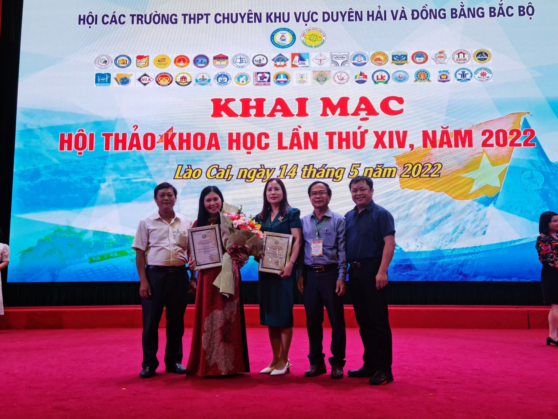Các thầy cô giáo Trường THPT chuyên Nguyễn Bỉnh Khiêm tại Hội thảo khoa học năm 2022. Ảnh:  Nhà trường cung cấp