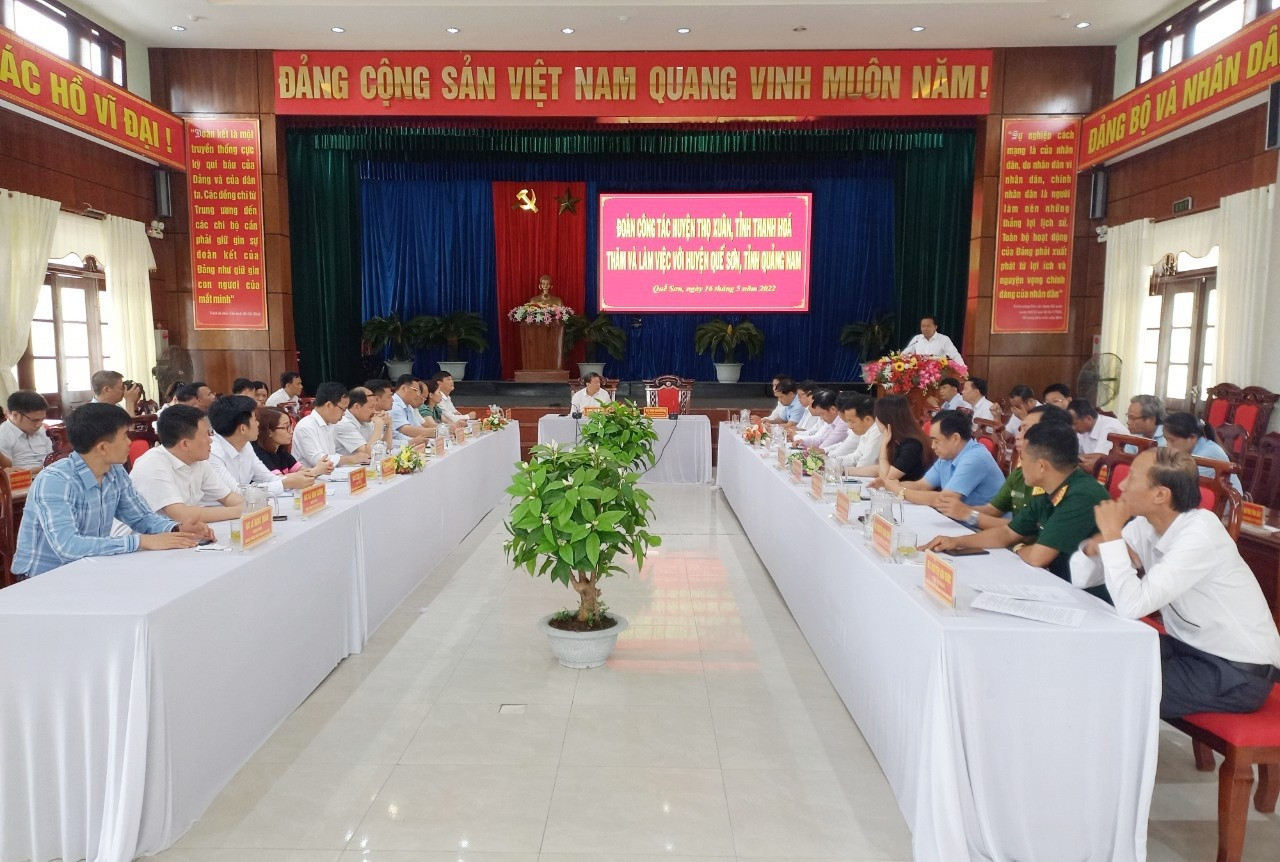 Đoàn công tác của huyện Thọ Xuân thăm và làm việc với Quế Sơn. ảnh DT