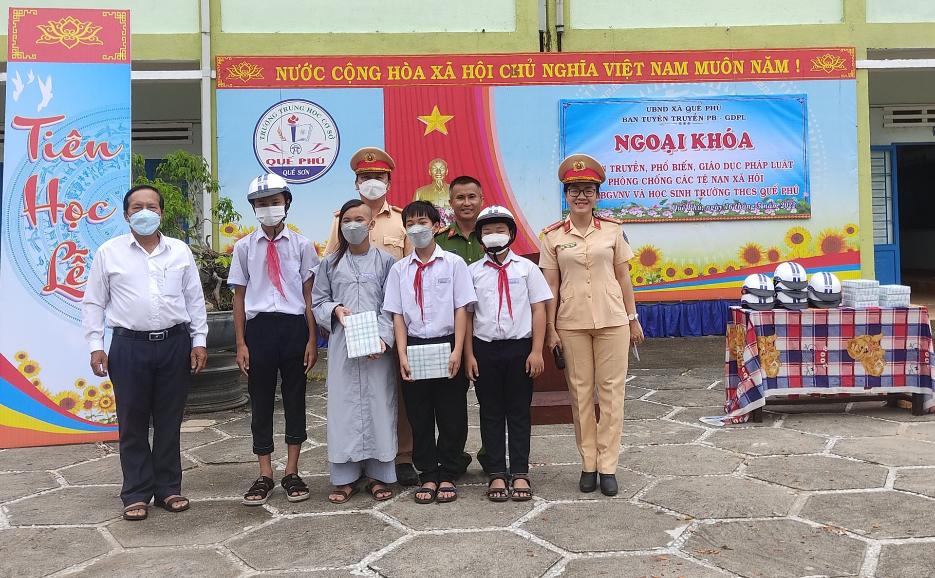 Tặng quà cho các em học sinh trường THCS Quế Phú.