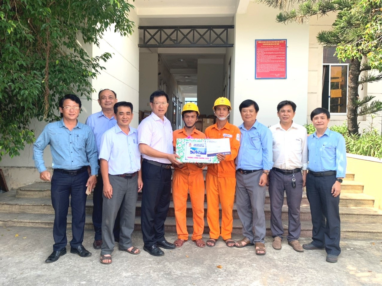 Giám đốc Công ty Điện lực Quảng Nam cùng đoàn công tác đã đến thăm và quà cho cán bộ công nhân viên Điện lực Núi Thành
