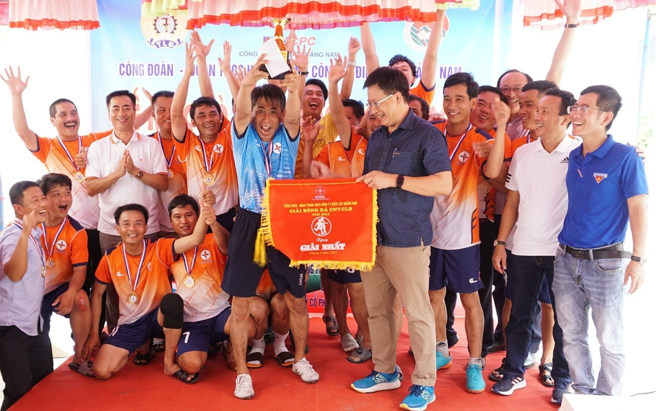 Ban tổ chức trao giải Nhất cho đội bóng đá nam liên quân Điện lực Duy Xuyên - Điện Bàn - Hội An.