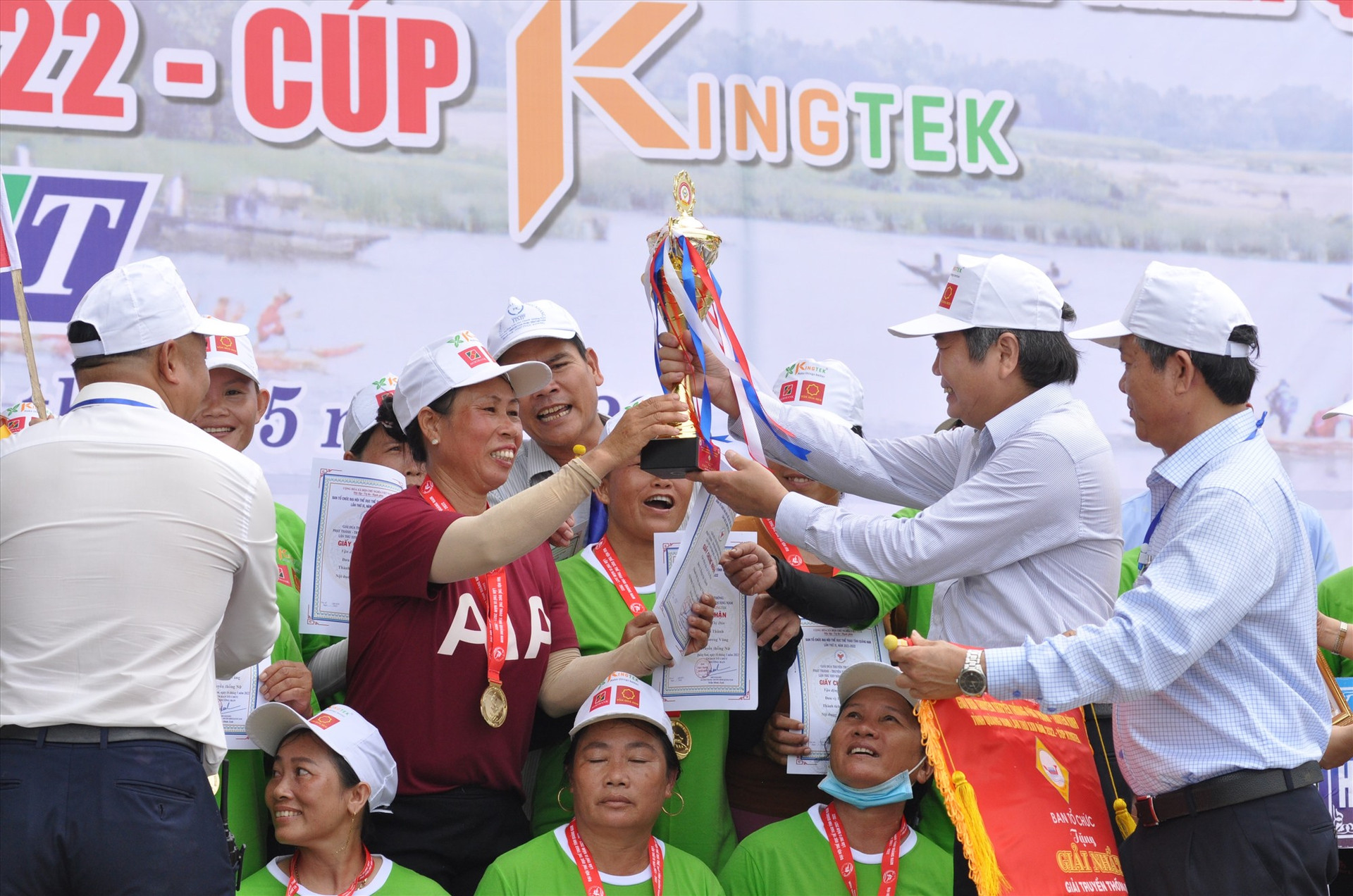 Ông Mai Văn Tư - Giám đốc QRT trao cúp vô địch cho thuyền đua nữ Núi Thành. Ảnh: T.V