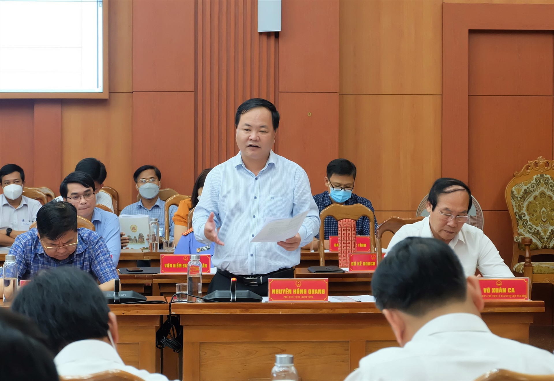 Phó Chủ tịch UBND tỉnh Nguyễn Hồng Quang phát biểu tại phiên họp. Ảnh: M.L