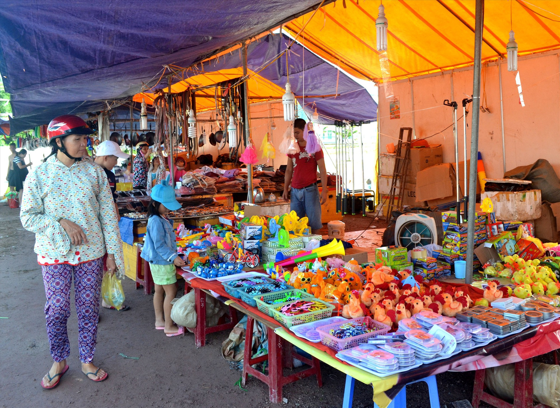 Người dân mua sắm ở phiên chợ đưa hàng Việt về nông thôn. Ảnh: VIỆT NGUYỄN