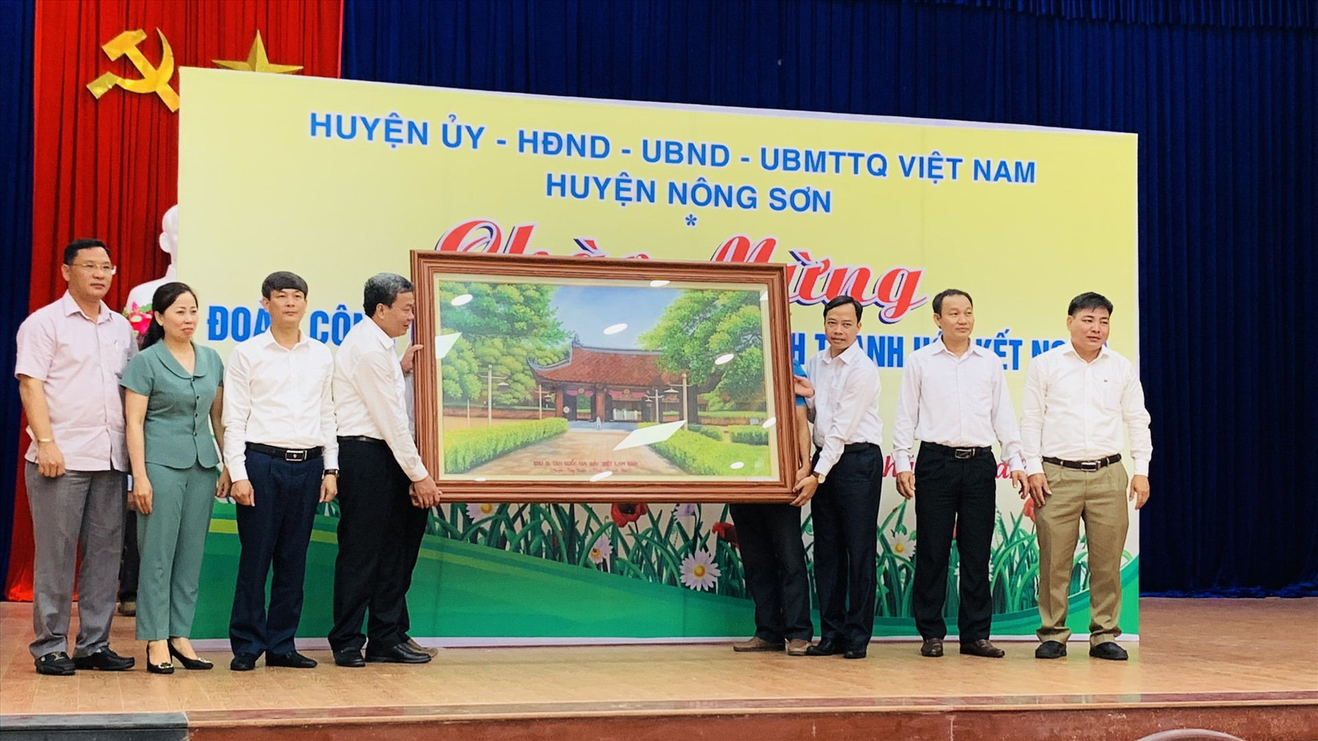 Lãnh đạo huyện Thọ Xuân (Thanh Hóa) tặng bức tranh đá Khu di tích lịch sử Quốc gia Đặc biệt Lam Kinh cho huyện Nông Sơn. Ảnh MINH THÔNG