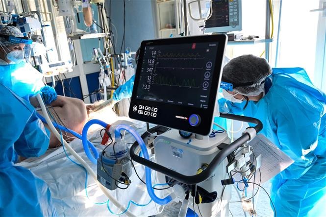 Điều trị cho bệnh nhân nhiễm Covid-19 tại bệnh viện ở Cremona, Italy. Ảnh: AFP/TTXVN