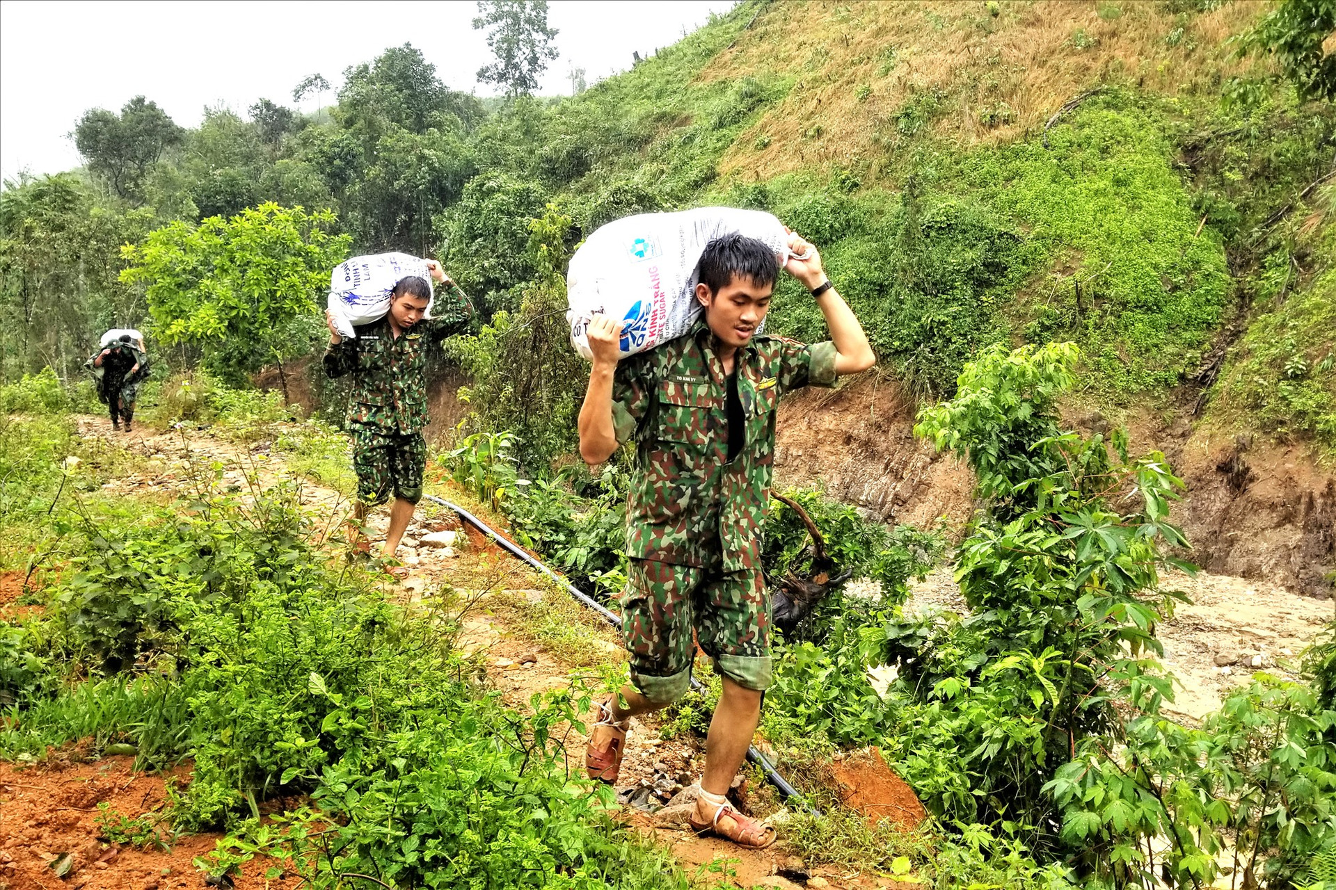 Chiến sĩ trẻ vận chuyển lương thực cho người dân địa bàn bị cô lập do mưa lũ. Ảnh: Đ.N