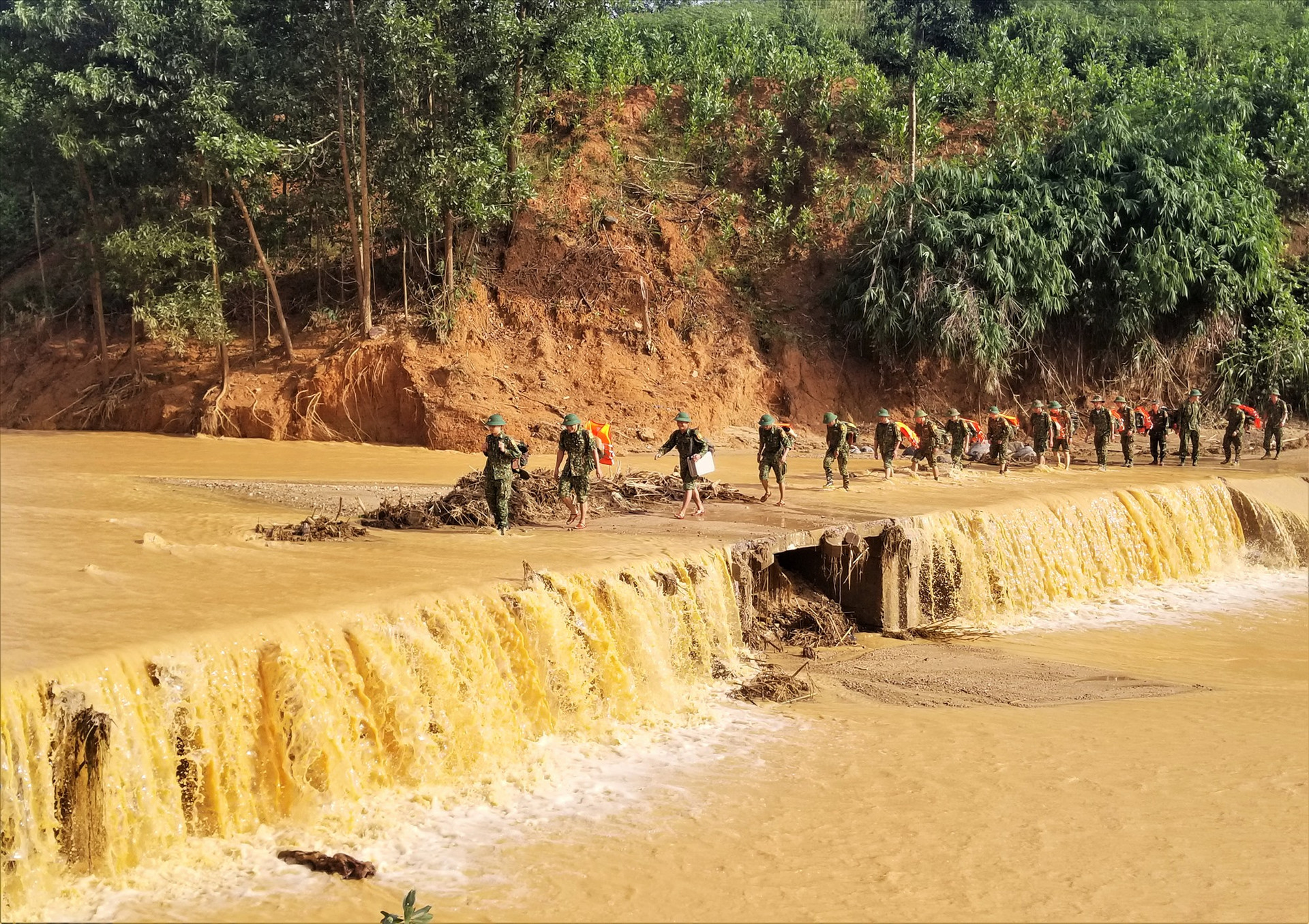 Cán bộ, chiến sĩ BĐBP tỉnh tham gia tìm kiếm cứu nạn, khắc phục hậu quả mưa lũ năm 2020 tại miền núi. Ảnh: Đ.N