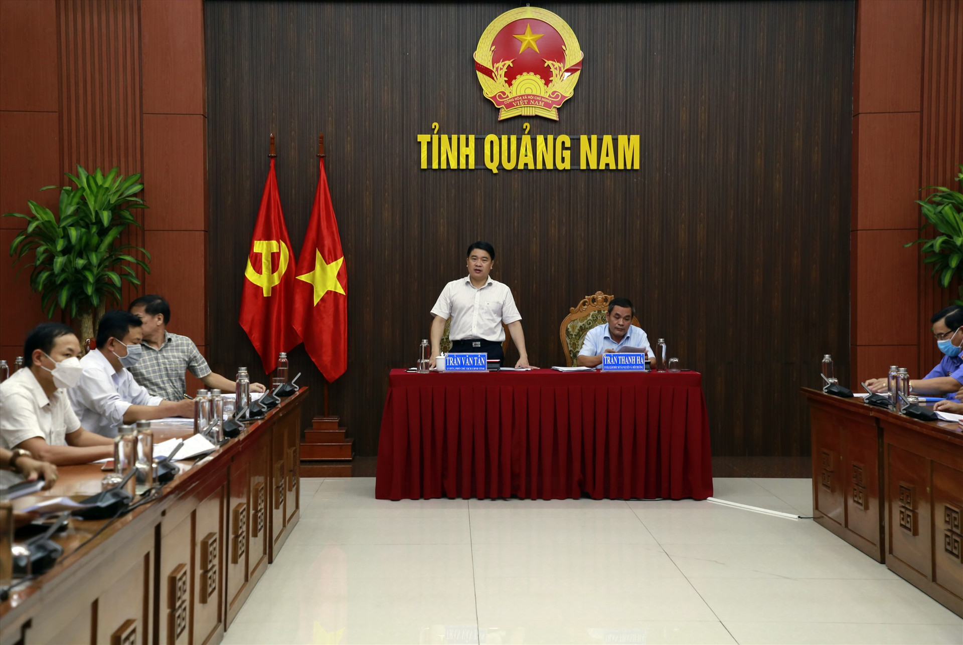 Phó Chủ tịch UBND tỉnh Trần Văn Tân phê bình nhiều địa phương chậm trễ trong rà soát, báo cáo liên quan đến việc cấp GCNQSDĐ ghi đất thổ cư. Ảnh: T.C