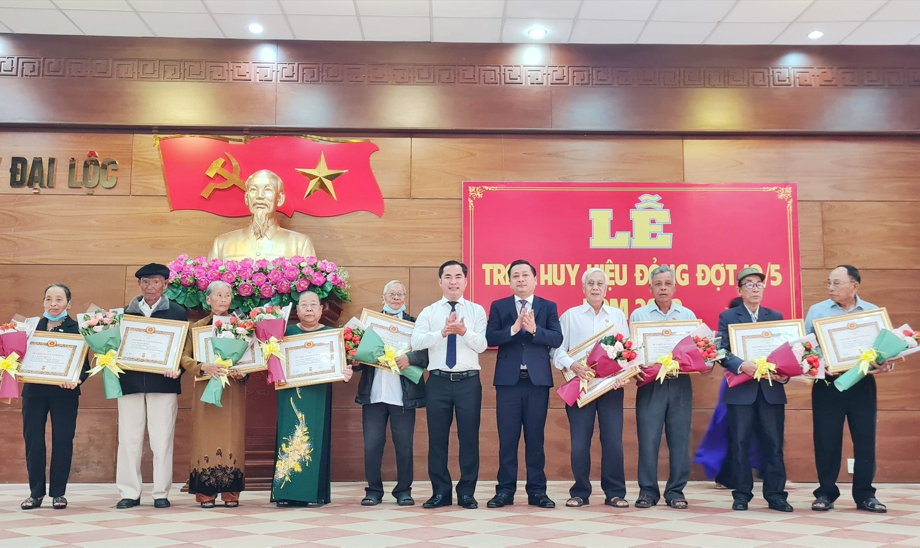 Lãnh đạo Huyện ủy, UBND huyện Đại Lộc trao huy hiệu Đảng cho đảng viên dịp 19.5. Ảnh: HOÀNG LIÊN