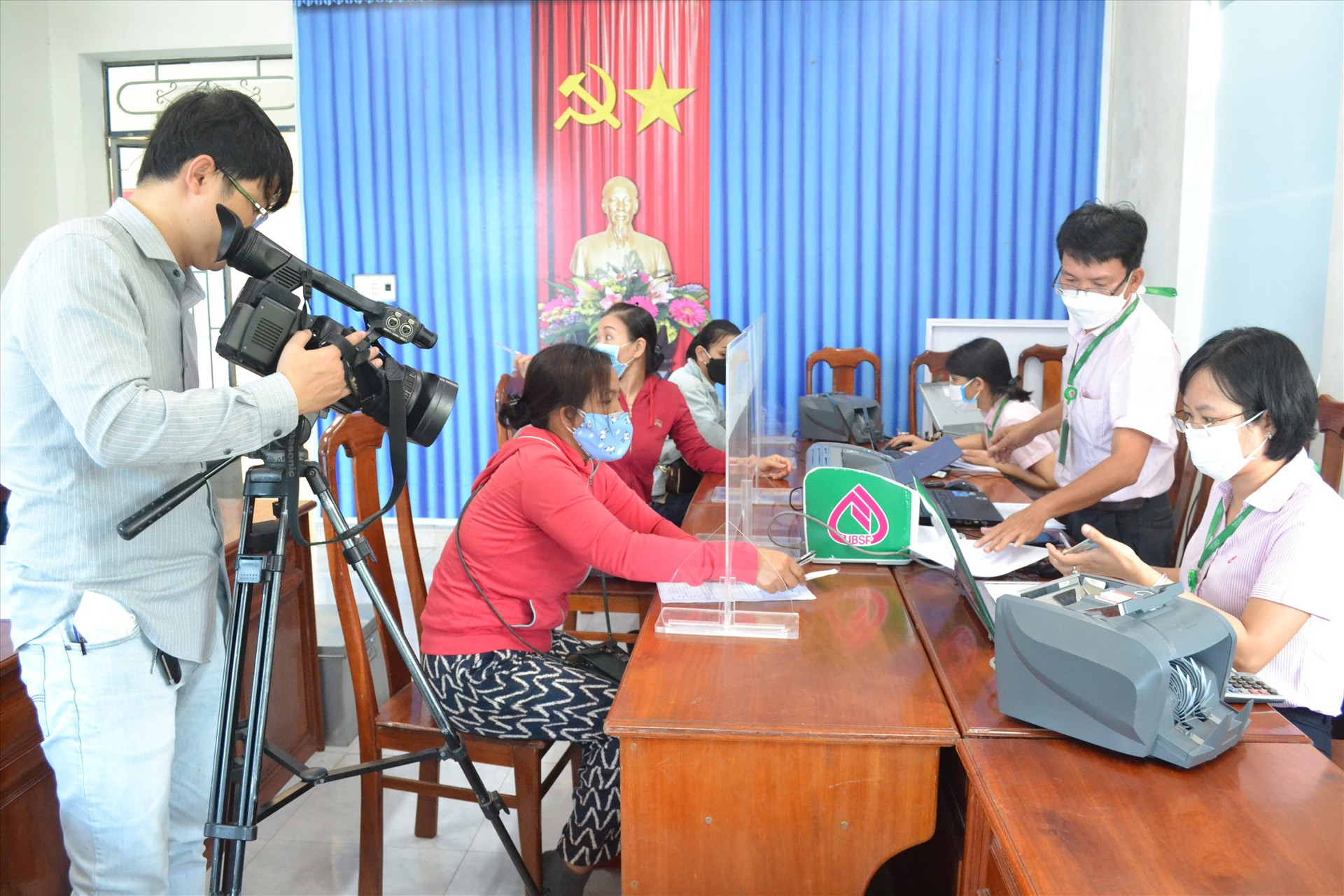 Ngân hàng CSXH Quảng Nam ký kết hợp đồng, giải ngân vốn triển khai Nghị quyết 11 đến người dân. Ảnh; Q.VIỆT