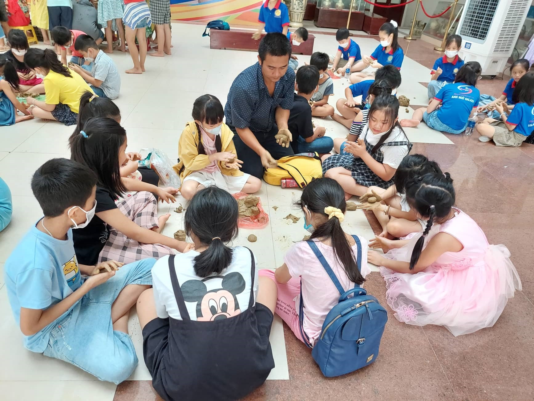 Học sinh trải nghiệm làm gốm tại Bảo tàng Quảng Nam sáng 18.5. Ảnh: QUỲNH THÊM