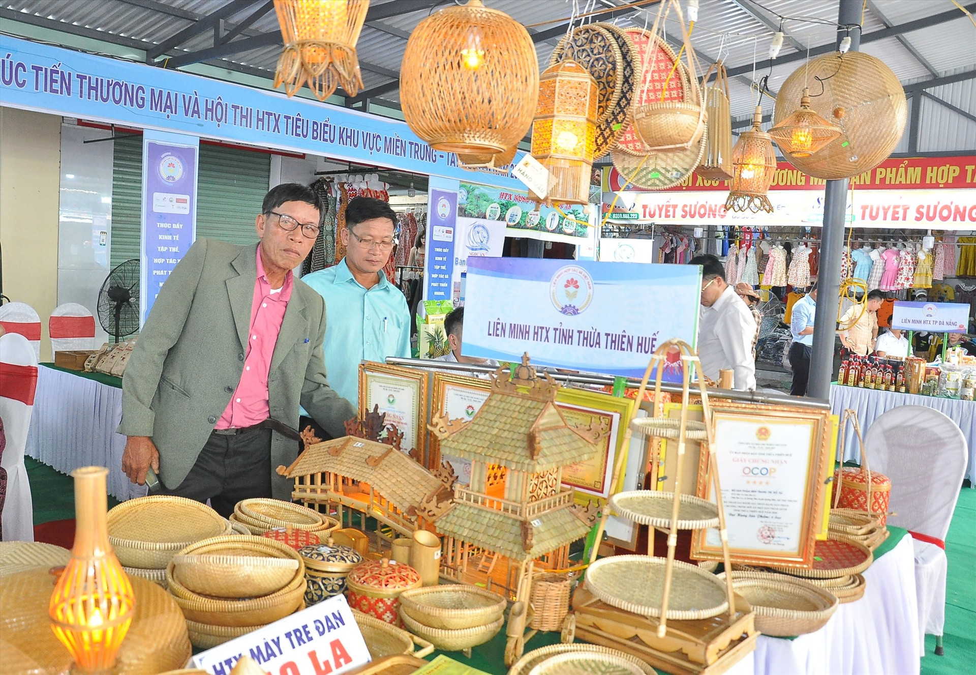 Sản phẩm thủ công mỹ nghệ của HTX tại tỉnh Thừa Thiên Huế giới thiệu tại ngày hội. Ảnh: ĐAN LINH