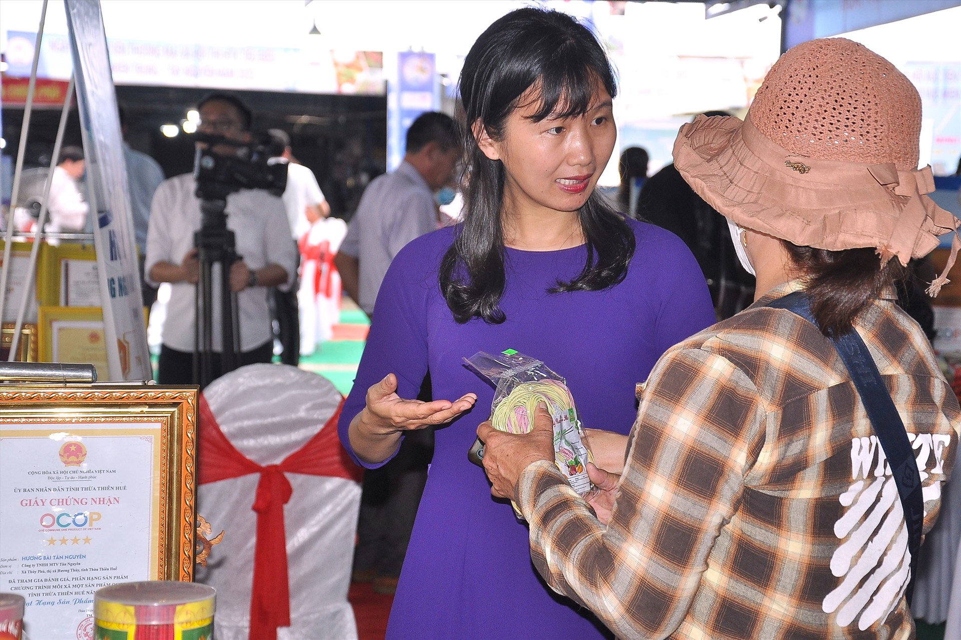 Cán bộ Liên minh HTX tỉnh Thừa Thiên Huế giới thiệu sản phẩm đến khách tham quan. Ảnh: ĐAN LINH