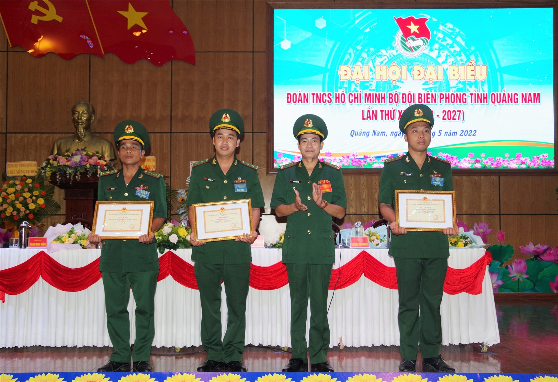 Đại tá Hoàng Văn Mẫn - Chính ủy Bộ đội Biên phòng tỉnh trao giấy khen biểu dương các điển hình trong lực lượng. Ảnh: A.N