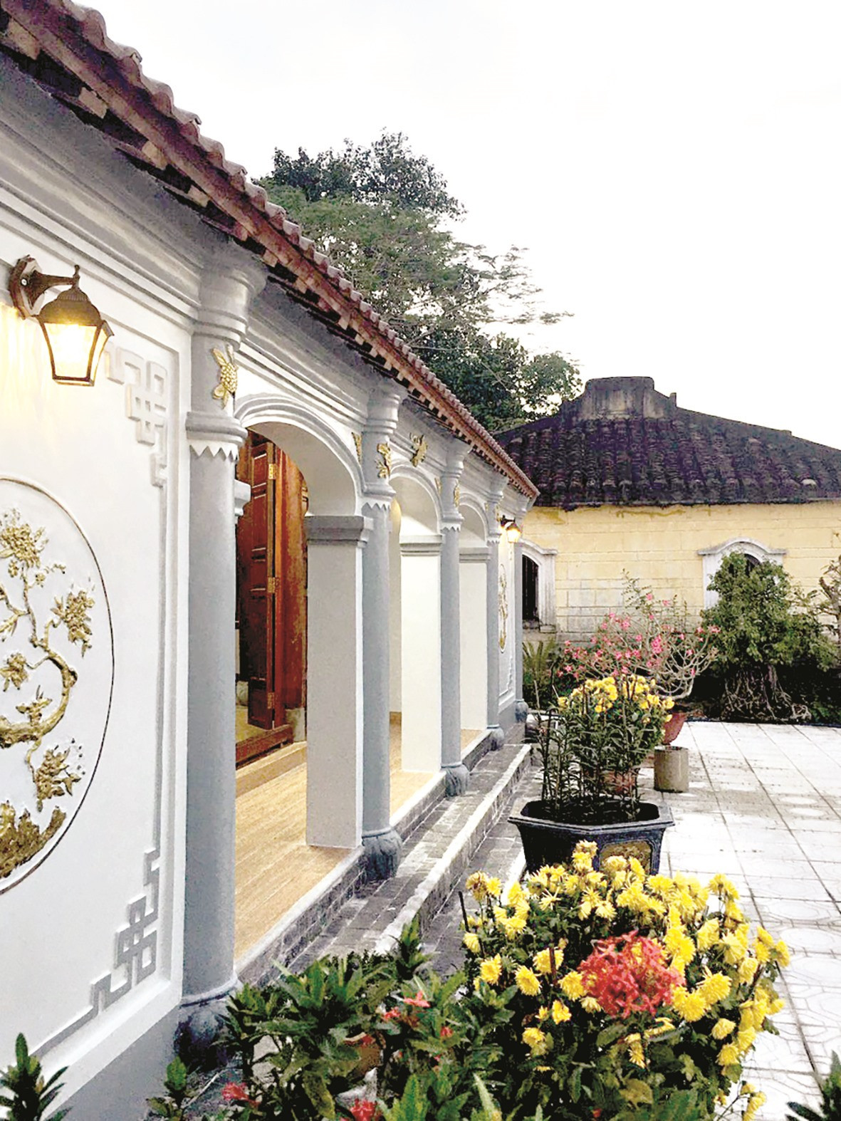 Nhà ông Nguyễn Quang Long được trùng tu vào năm 2021, bên trong còn rất nhiều hoa văn chạm trổ tinh xảo.