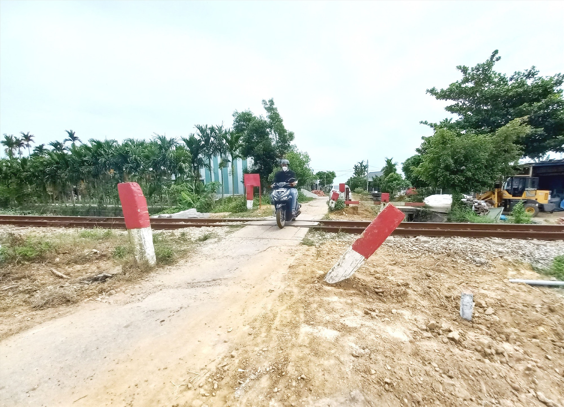 Huyện Thăng Bình cần sớm xây dựng đường ngang tại lý trình kmm845+875 để xóa lối đi tự mở. Ảnh: C.T