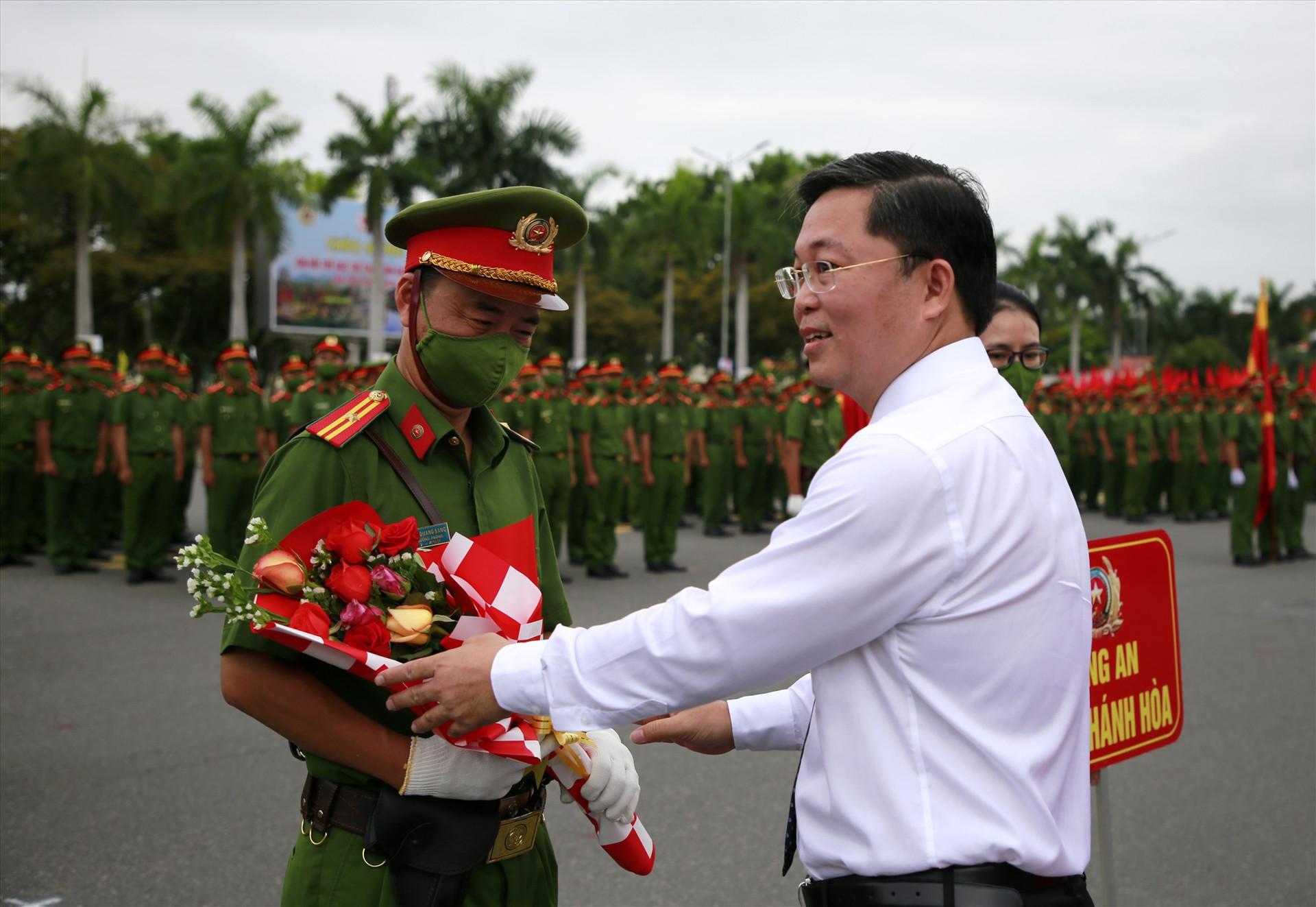 Đồng chí Lê Trí Thanh tặng hoa cho các đội tham dự hội thi. Ảnh: T.C