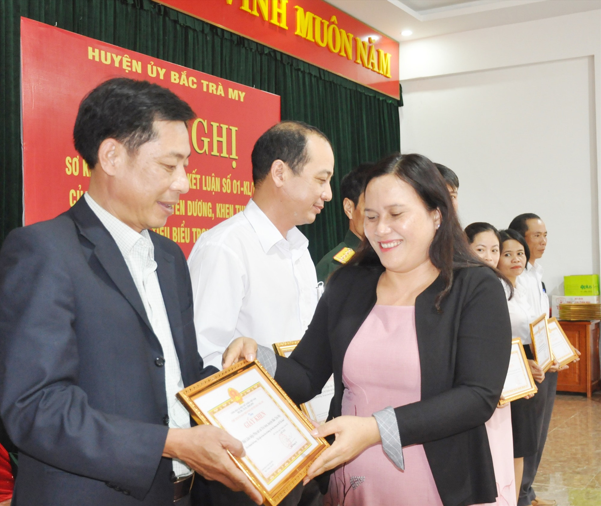 Bí thư Huyện ủy Bắc Trà My Nguyễn Thị Tuyết Thanh tặng giấy khen của UBND huyện cho các tập thể tiêu biểu thực hiện Chỉ thị 05. Ảnh: N.Đ