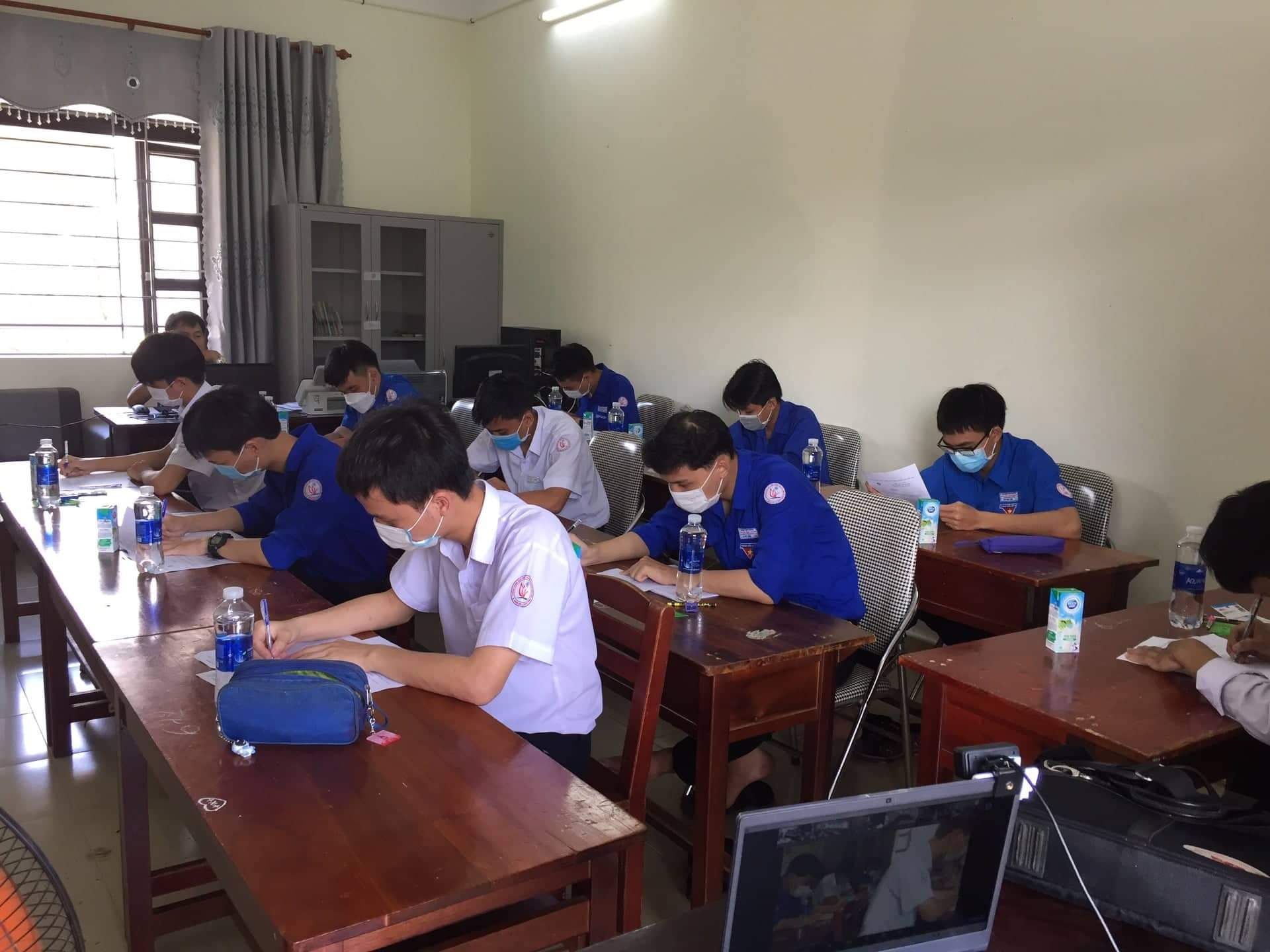 Thí sinh Trường THPT chuyên Nguyễn Bỉnh Khiêm dự kỳ thi Olympic Toán học sinh viên, học sinh toàn quốc lần thứ 28 năm 2022. Ảnh nhà trường cung cấp.