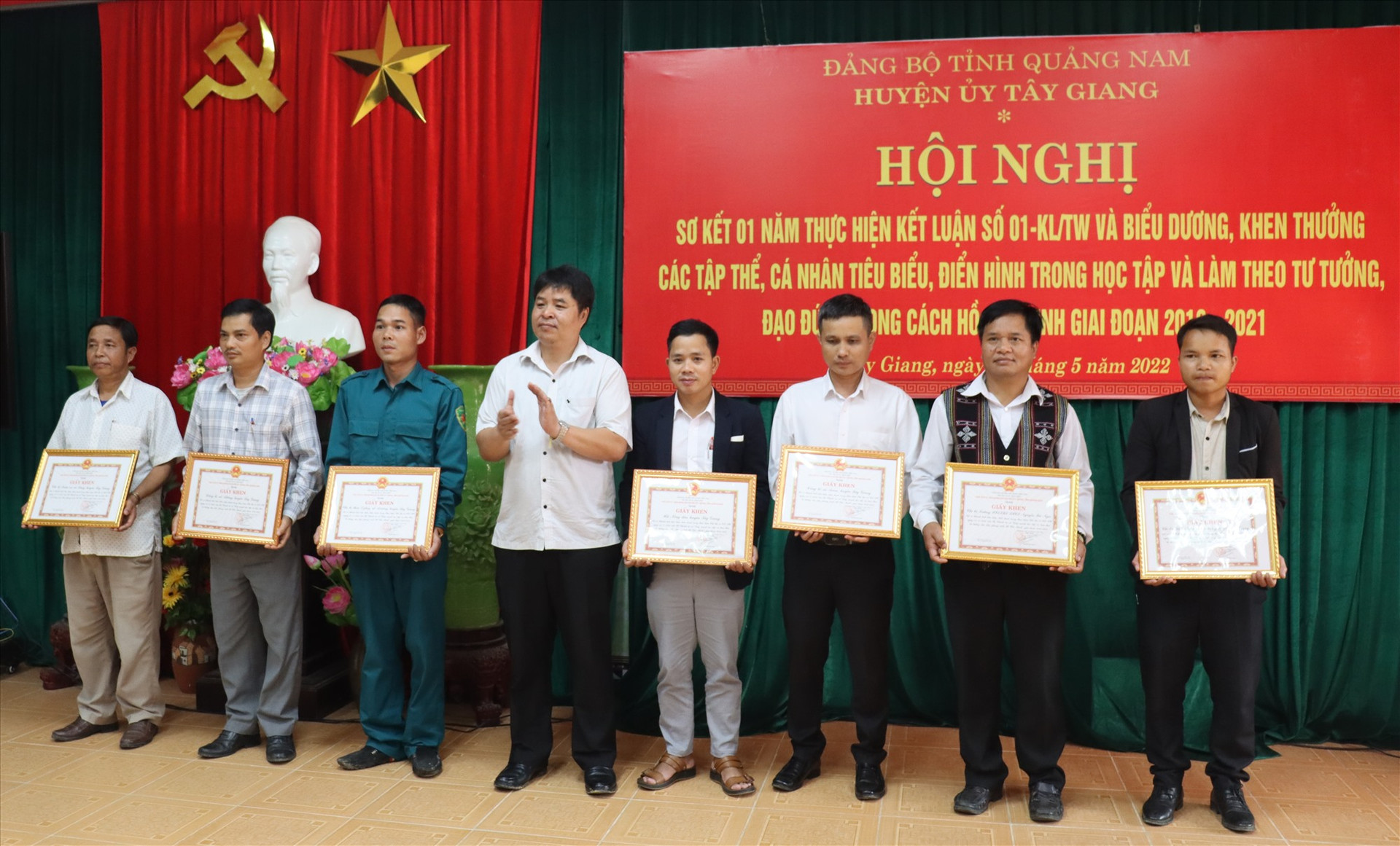 Lãnh đạo huyện Tây Giang trao tặng giấy khen cho các tập thể, cá nhân điển hình học tập làm theo Bác. Ảnh H.Thúy