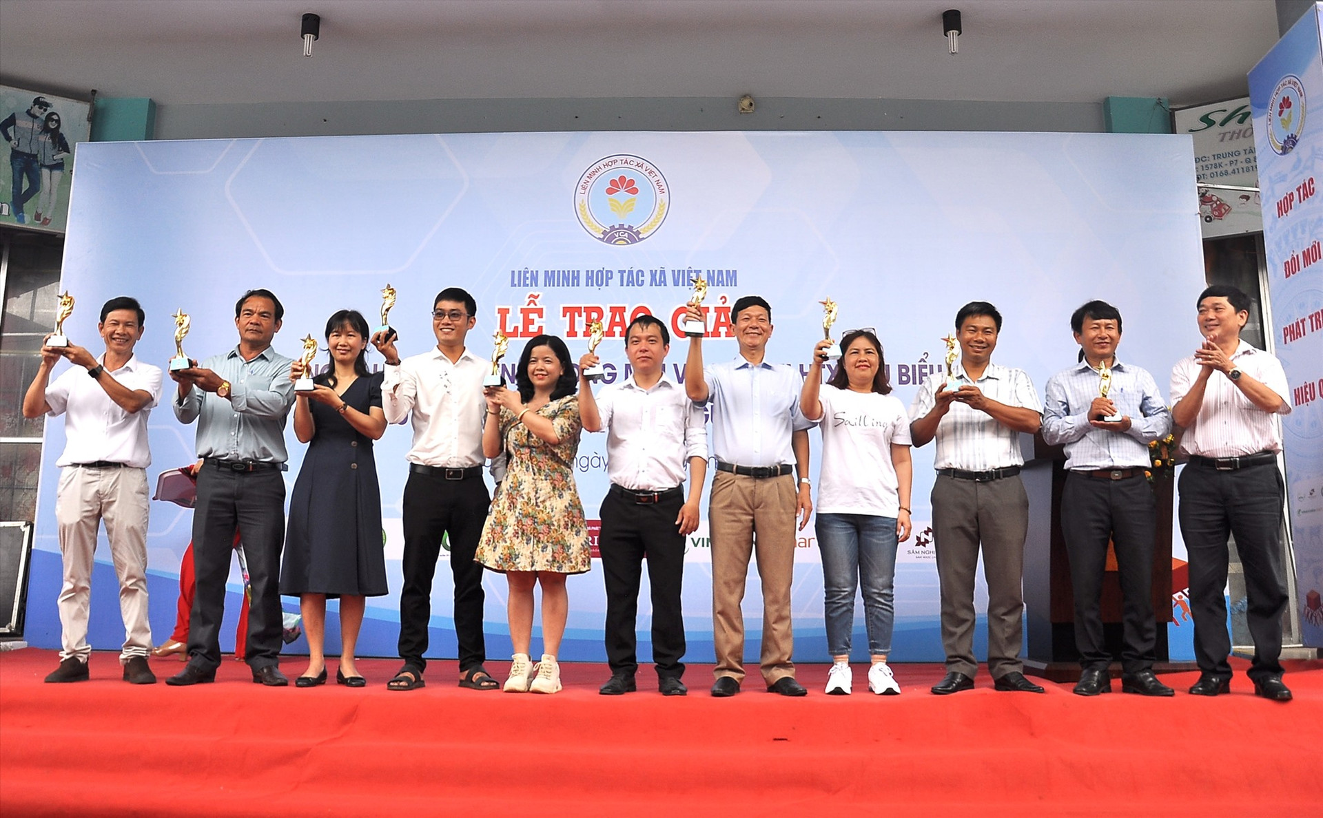 Đại diện HTX Nông nghiệp Ái Nghĩa - huyện Đại Lộc, tỉnh Quảng Nam (thứ hai từ trái qua) cùng đại diện các HTX đạt giải B tại hội thi. Ảnh: VINH ANH