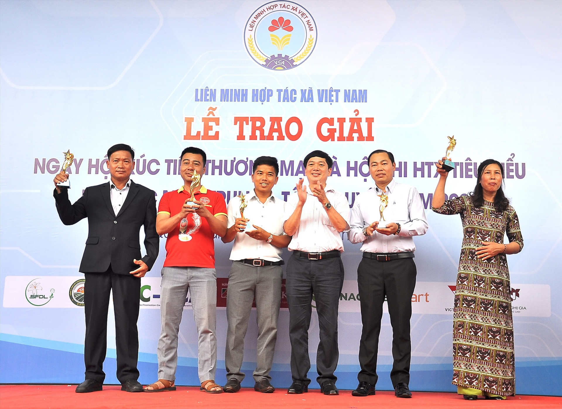 Ông Lê Văn Nghị - Chủ tịch Liên minh HTX Việt Nam trao cúp cho đại diện 5 HTX đạt giải A tại hội thi. Ảnh: VINH ANH