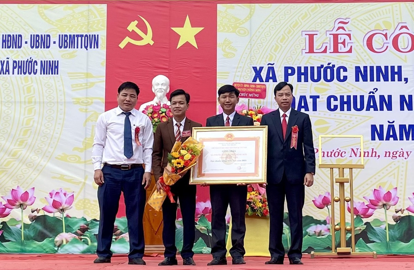 Lãnh đạo huyện Nông Sơn trao bằng công nhận xã đạt chuẩn nông thôn mới năm 2021 cho lãnh đạo xã Phước Ninh. Ảnh: TÂM LÊ